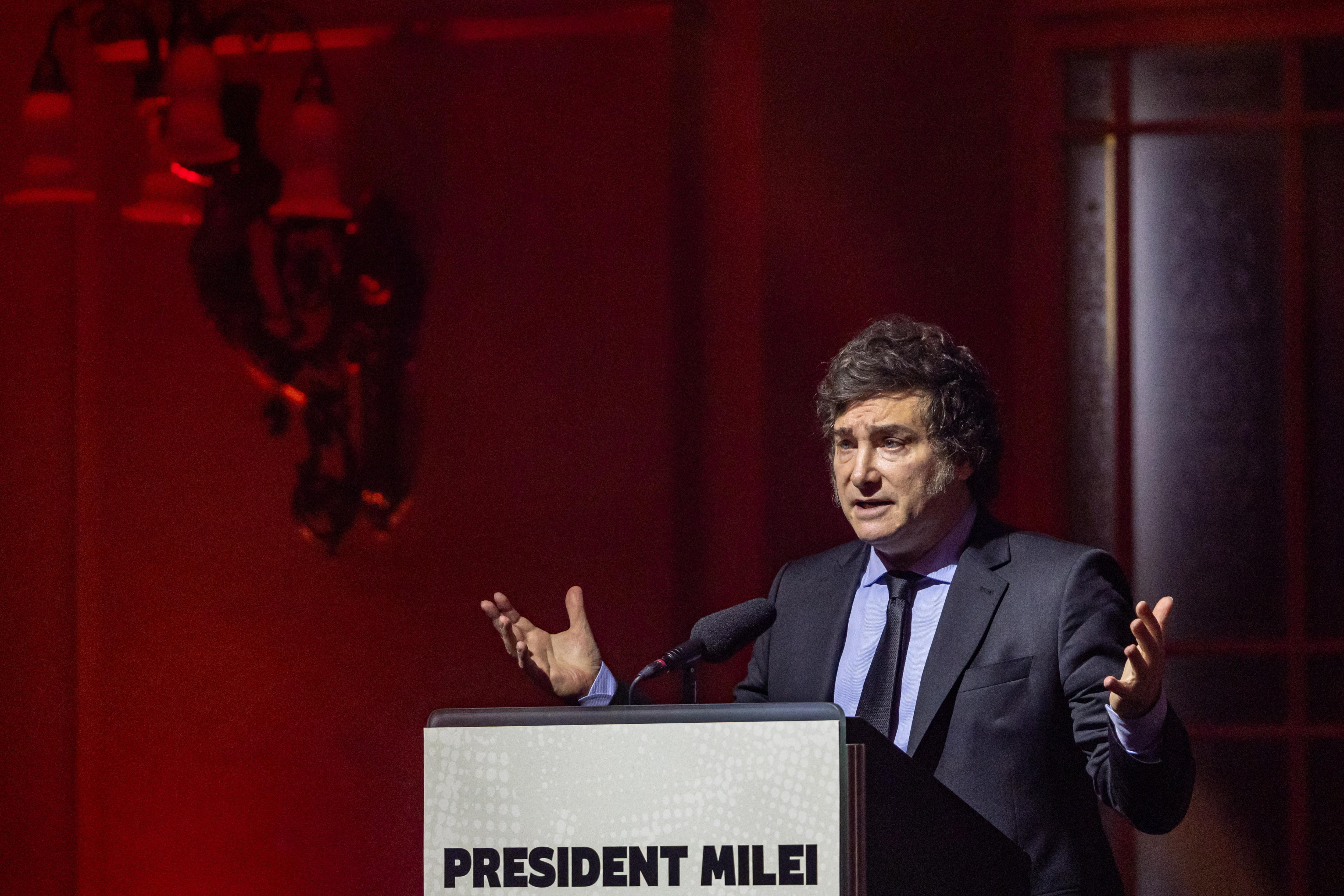 EA1044. BOGOTÁ (ES-ES) (COLOMBIA), 01/07/2024- Fotografía de archivo que muestra al presidente de Argentina, Javier Milei, pronunciando un discurso durante una ceremonia en el Palacio Zofin, el 24 de junio de 2024 en Praga, (República Checa). El plan de Milei para estabilizar la maltrecha economía del país suramericano ingresa en su 'fase 2' con más incógnitas que certezas sobre el futuro del régimen cambiario y, fundamentalmente, sobre cómo y cuándo habrá una reactivación económica clara y una desaceleración sustancial de la inflación. EFE/EPA/ MARTIN DIVISEK ARCHIVO