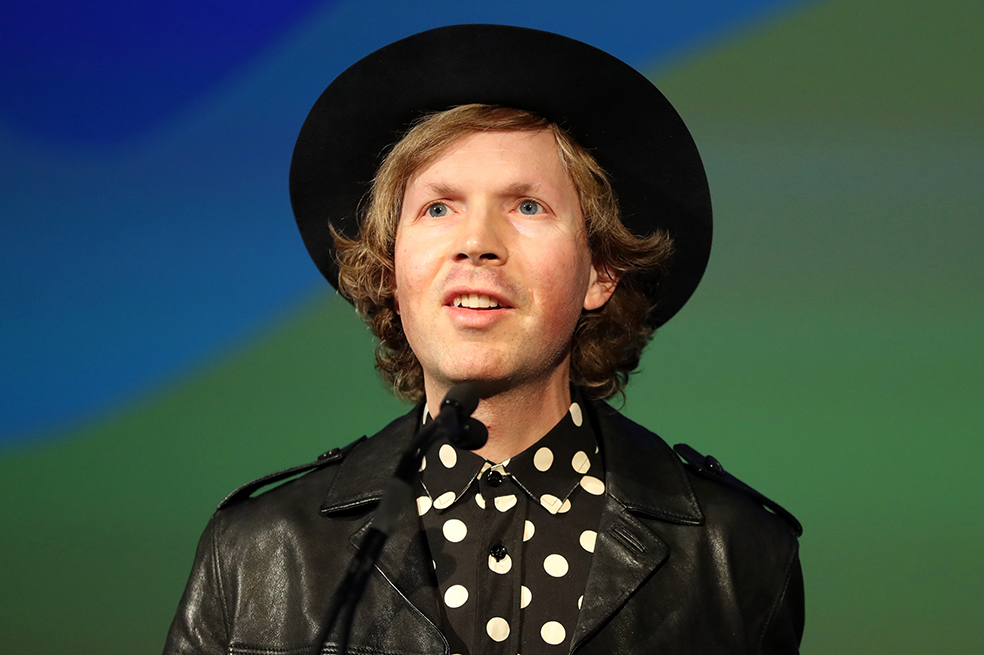 Un año después de lo prometido, Beck lanzará su nuevo álbum