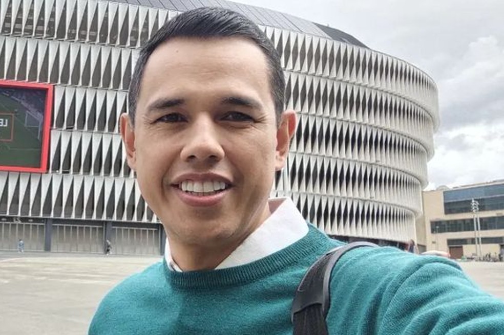 El reconocido periodista de Séptimo Día de Caracol Televisión lucha contra un tumor maligno en su abdomen. Su esposa, la también periodista Alejandra Rodríguez, le dedicó unas emotivas palabras.