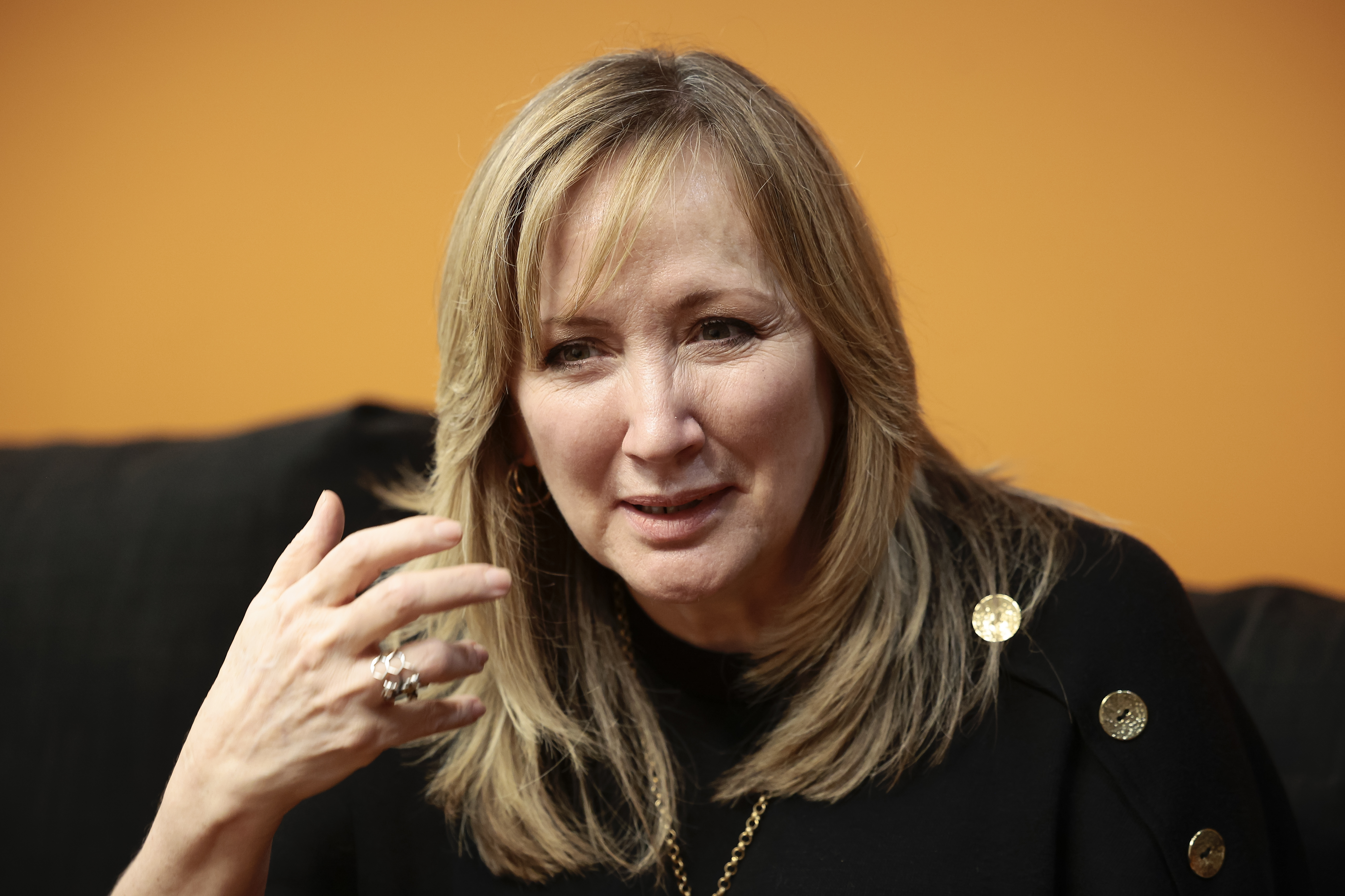 MEX1548. CIUDAD DE MÉXICO (MÉXICO), 01/02/2025.- La escritora mexicana Sofía Segovia, habla durante una entrevista con EFE este viernes, en Ciudad de México (México). Para la novelista mexicana Sofía Segovia el acto de escribir tiene algo de experiencia espiritual, abierta a todas las personas, algo que explica en su manual para contar historias, publicado por Penguin Random House. EFE/ José Méndez