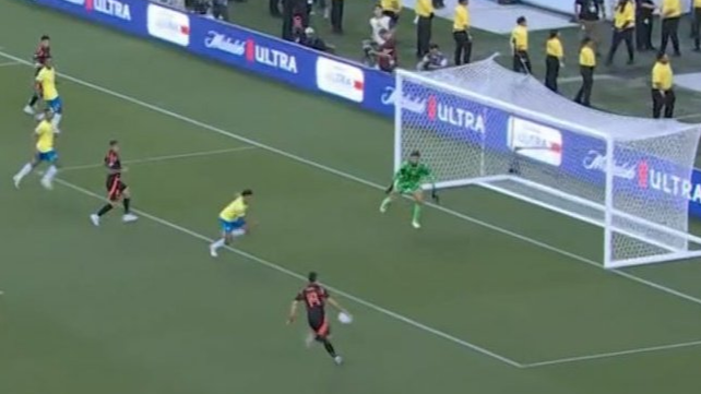 El insólito gol que falló Rafael Santos Borré contra Brasil: “¿para qué te traje?”