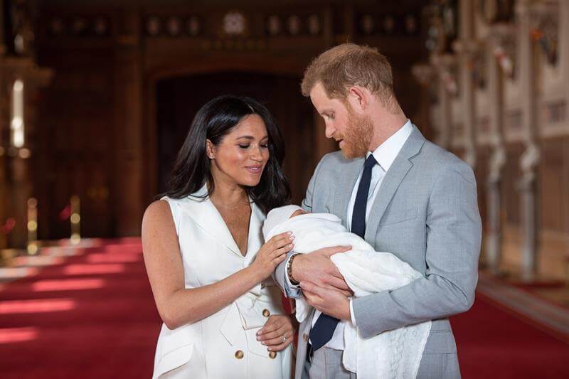 Meghan Markle y el príncipe Harry comparten las primeras fotografías de su hijo