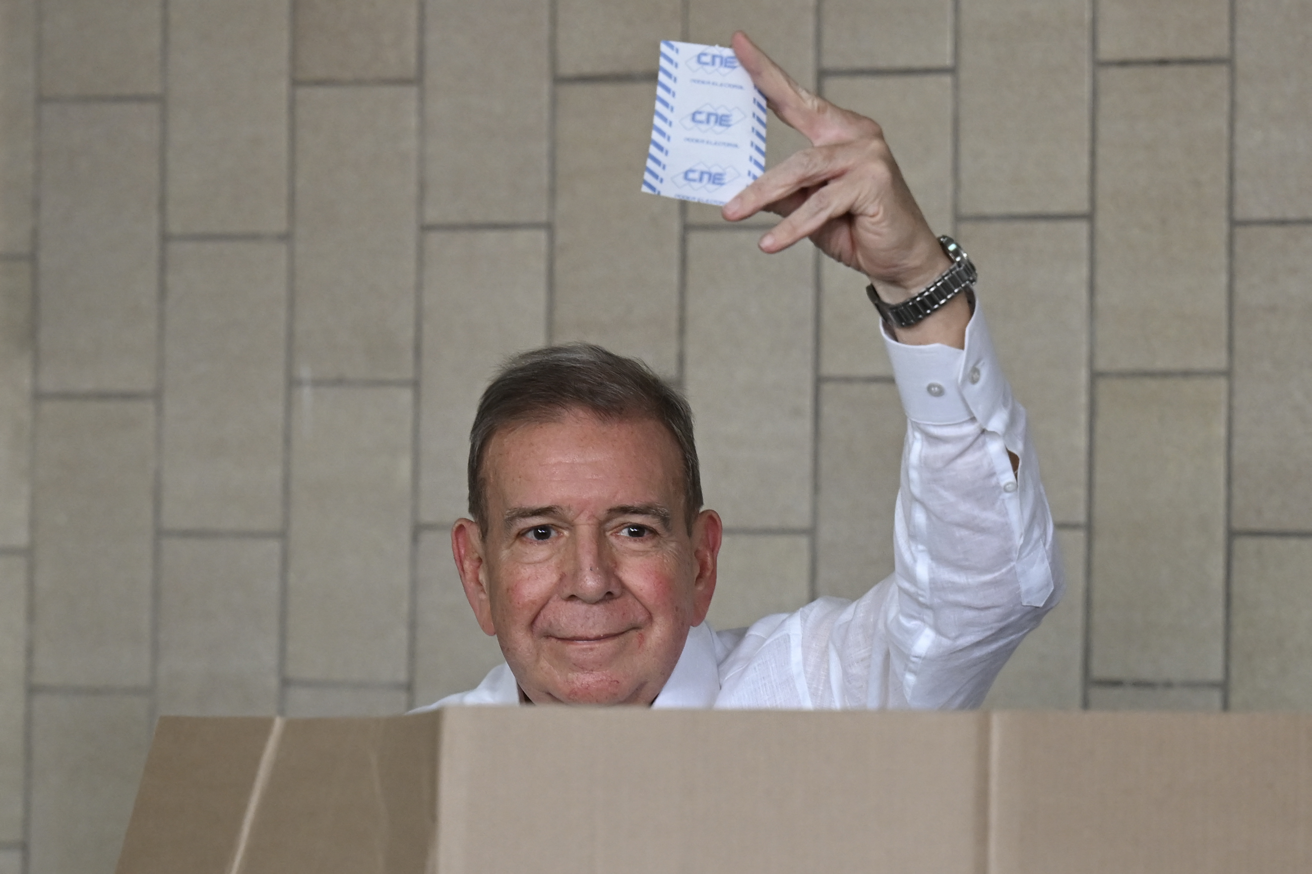Edmundo González descarta, por ahora, el asilo, tras ser ordenada su detención