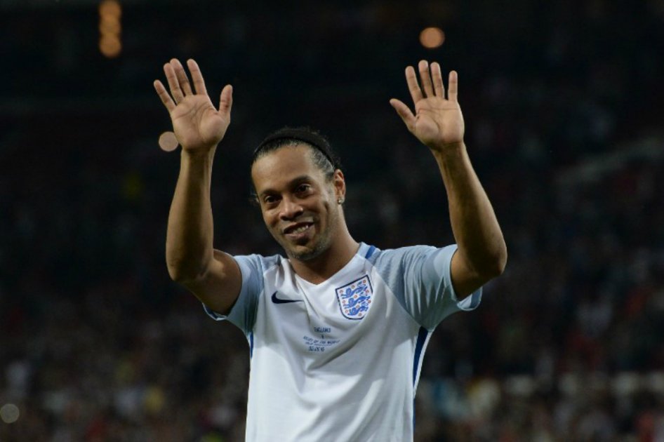 Ronaldinho Gaúcho jugó en reconocidos clubes de Europa como París Saint Germain, Barcelona y Milán, y fue campeón del mundo con su selección en 2002.