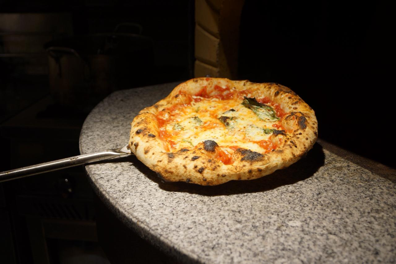Tanto en Famiglia, donde estuvo invitado este mes, como en Posto, su restaurante el Boston, Juan Gabriel Pérez trabaja con hornos tradicionales que cocinan cada pizza en 90 segundos.