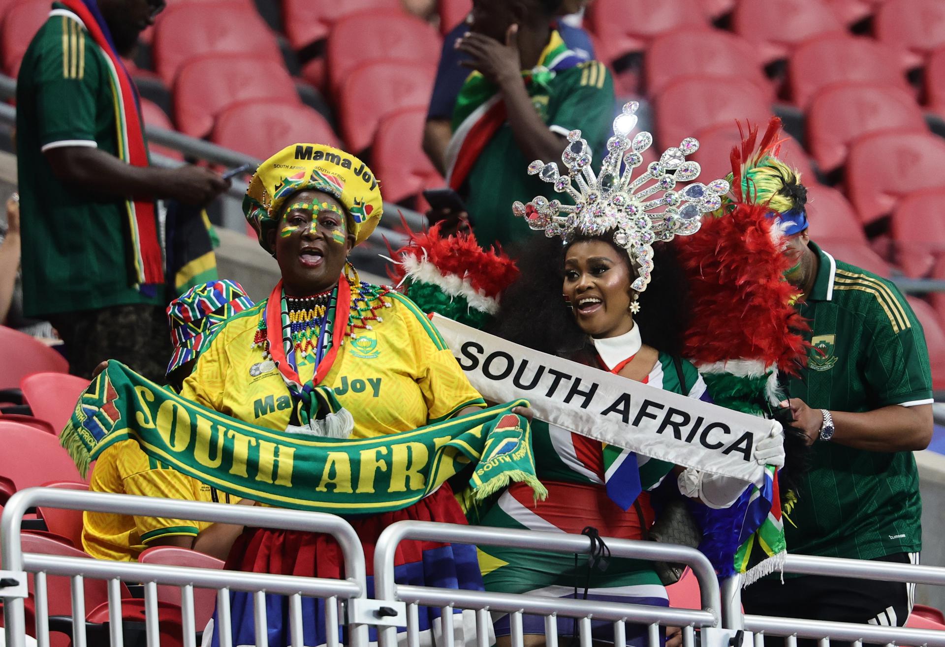 ATLANTA (United States), 18/06/2026.- Supporters of South Africa pose for a photo ahead of the FIFA World Cup 2026 group stage match Czechia against South Africa, in Atlanta, USA, 18 June 2026. (Sudáfrica) EFE/EPA/RONALD WITTEK
