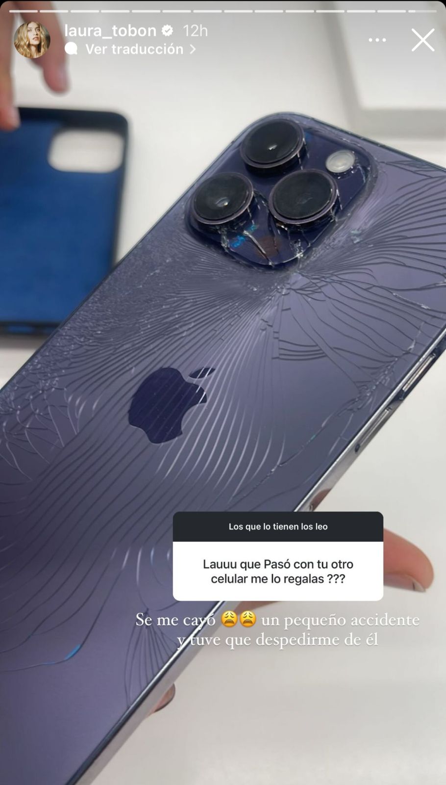Laura Tobón y su iPhone 15 pro