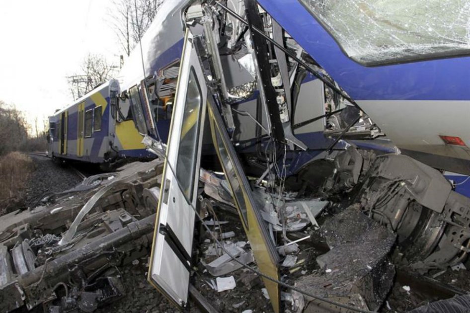 Asciende a 10, cifra de muertos en grave accidente de trenes en Alemania