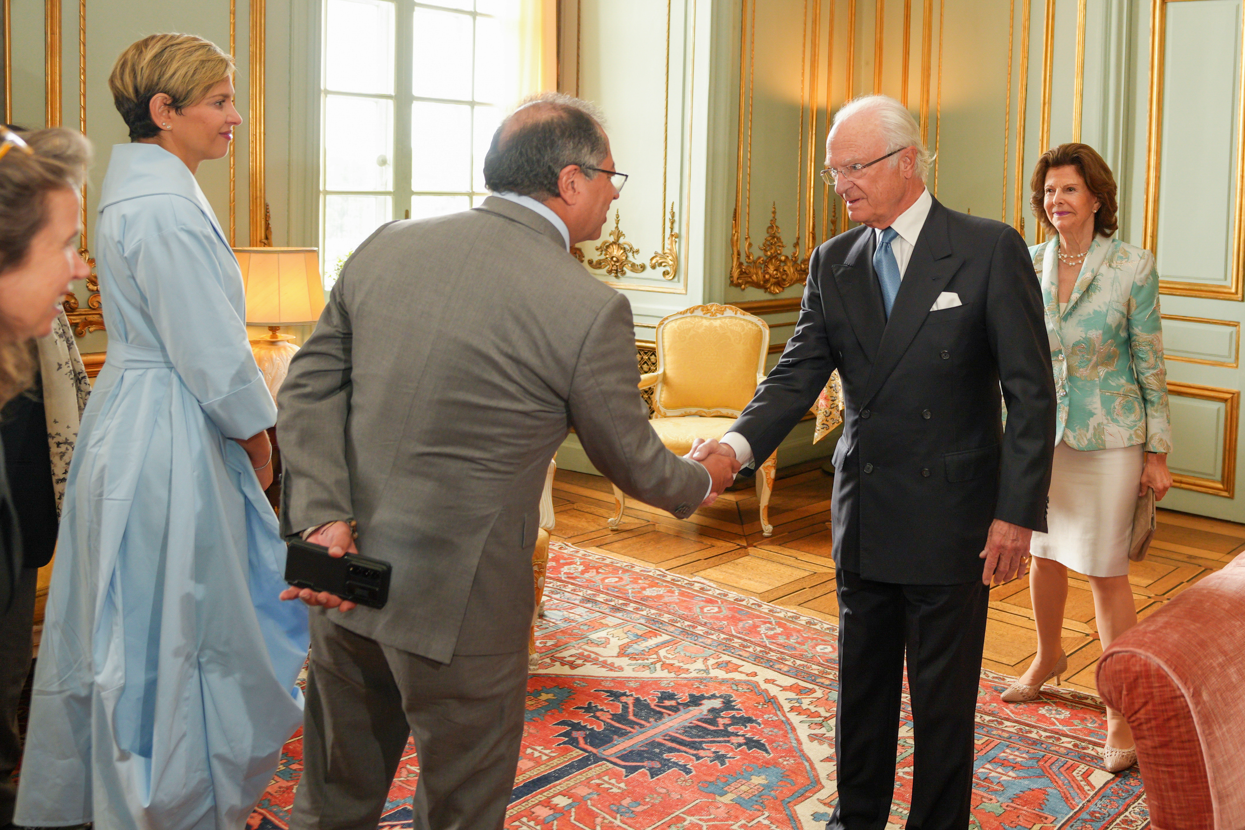 ESTOCOLMO, 13/06/2024.- El presidente de Colombia, Gustavo Petro (2i), y la primera dama, Verónica Alcocer (izda), almorzaron este jueves en el Palacio Real de Estocolmo junto a los reyes Carlos XVI Gustavo y Silvia de Suecia. EFE/Presidencia de Colombia SÓLO USO EDITORIAL SOLO USO PERMITIDO PARA ILUSTRAR LA NOTICIA QUE APARECE EN EL PIE DE FOTO CRÉDITO OBLIGATORIO