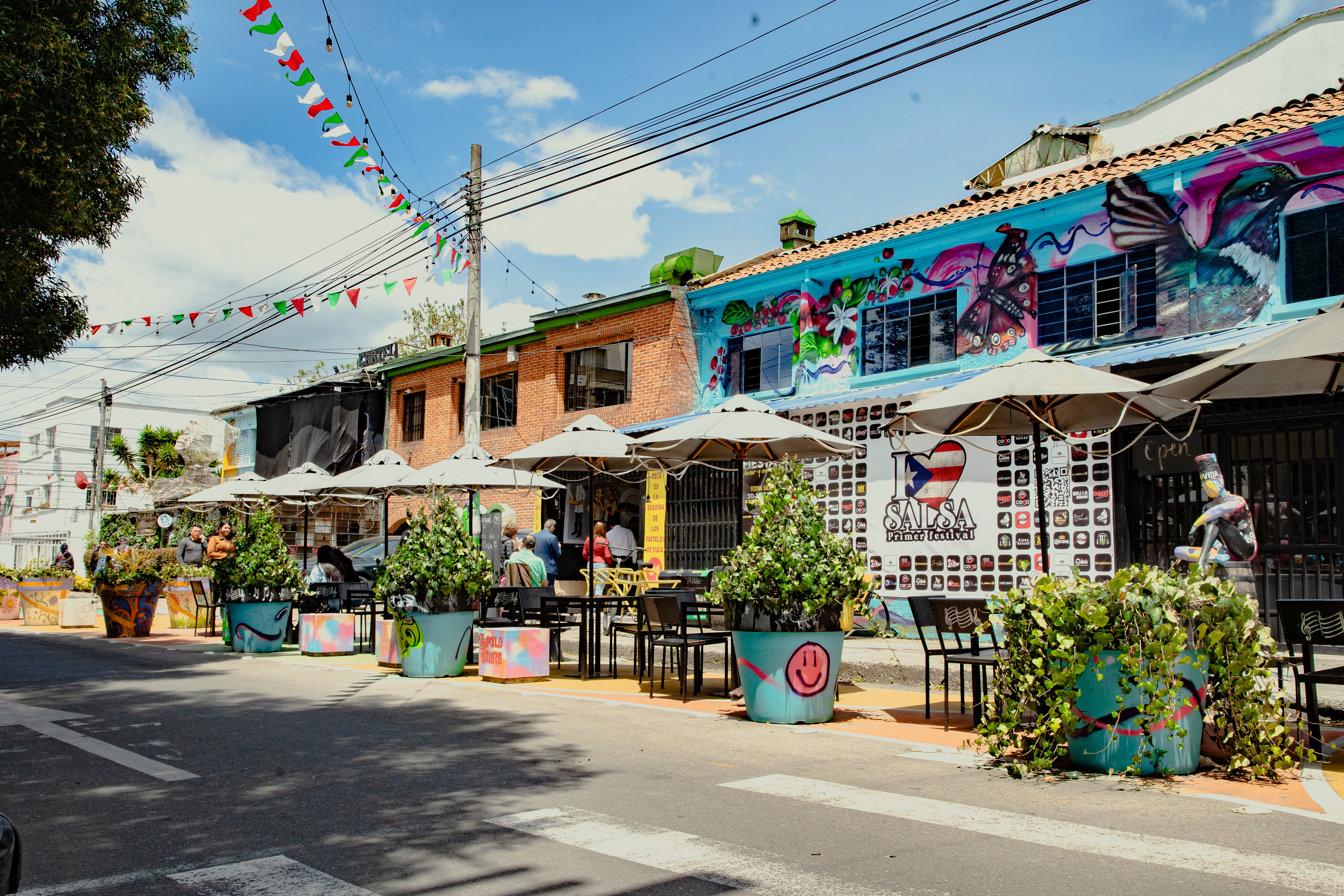 Localidad Barrios Unidos
Distrito Creativo San Felipe
Este cautivador centro de cultura, arte y gastronomía ubicado en el barrio San Felipe de Bogotá, es un espacio para explorar la creatividad, cuenta con varias galerías de arte contemporáneo, talleres de moda, música en vivo, teatros improvisados y una variada oferta de restaurantes que ofrecen lo mejor de la gastronomía local y del país.