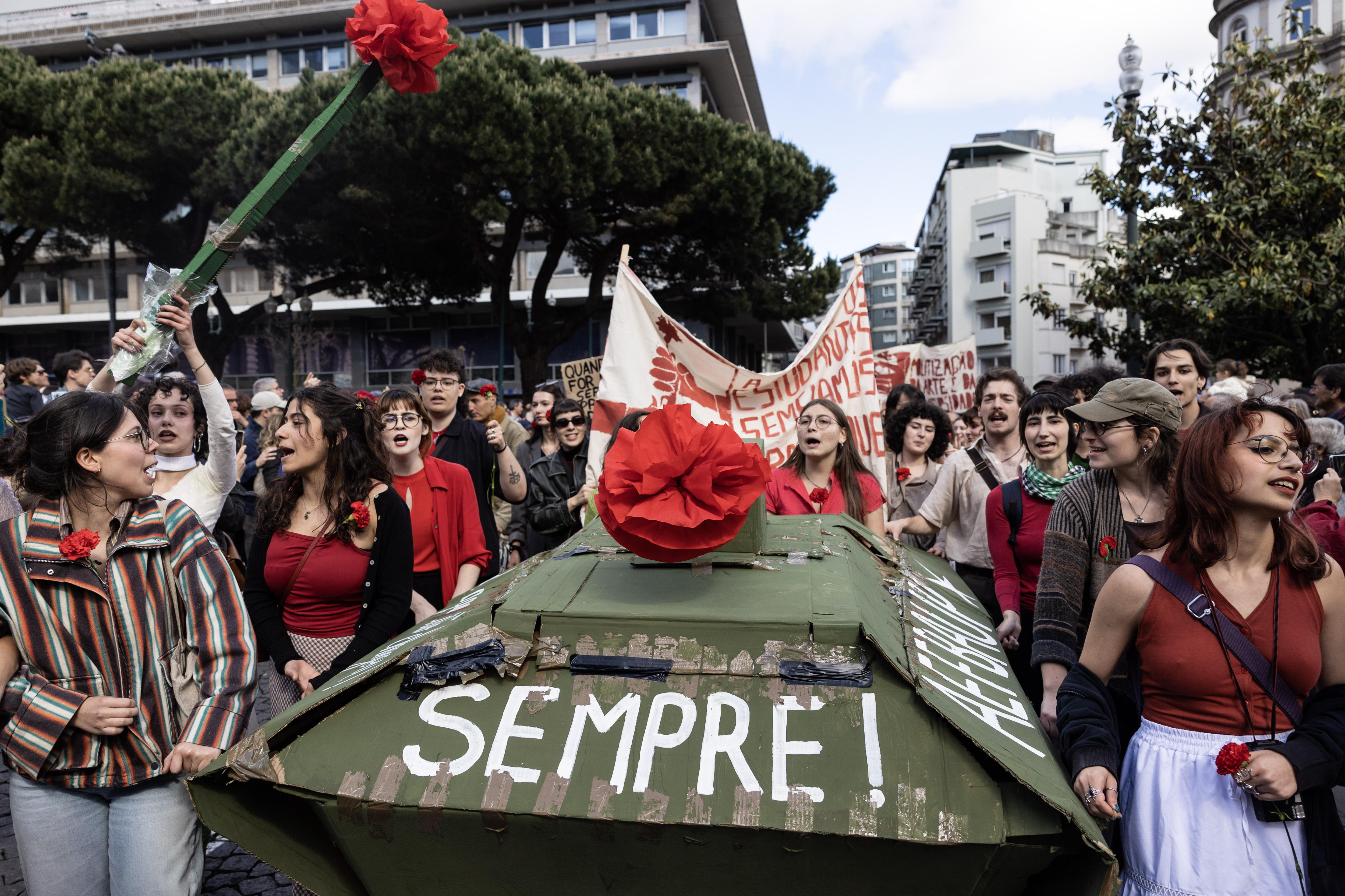Porto (Portugal), 25/04/2024.- People participate in a parade marking the 50th anniversary of the 25 April Revolution in Porto, Portugal, 25 April 2024. Portugal celebrates the 50th anniversary of the Carnation Revolution that ended the authoritarian regime of Estado Novo (New State) that ruled the country between 1926 to 1974. EFE/EPA/JOSE COELHO
