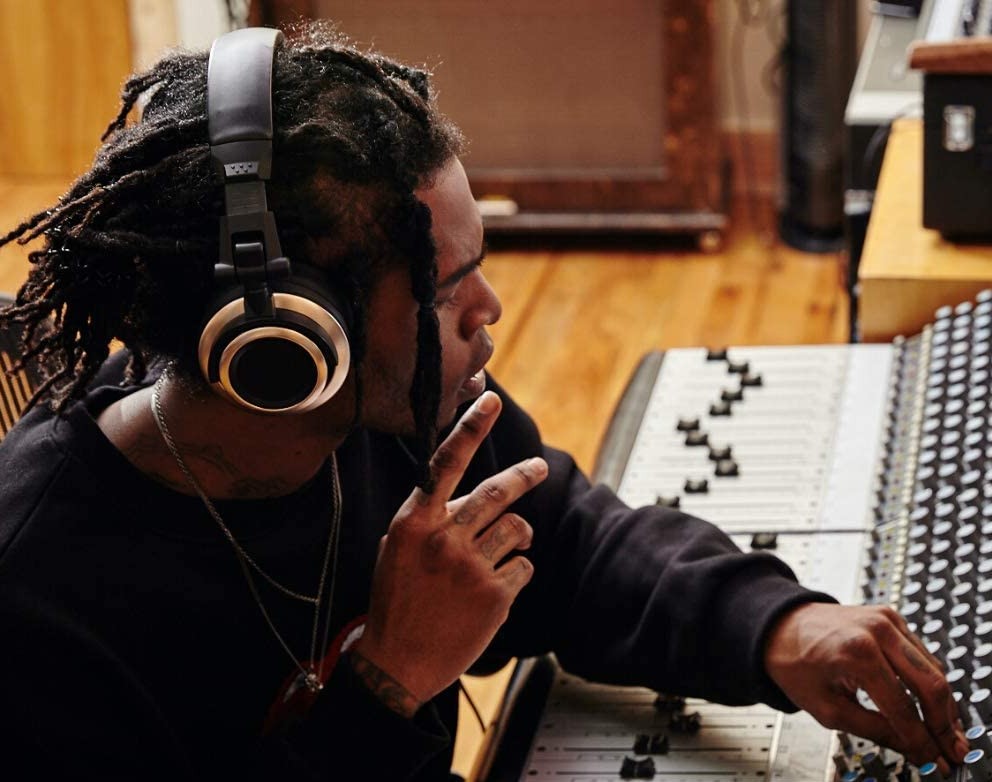 Los auriculares cerrados tienen una cámara cerrada que proporciona aislamiento del ruido exterior.