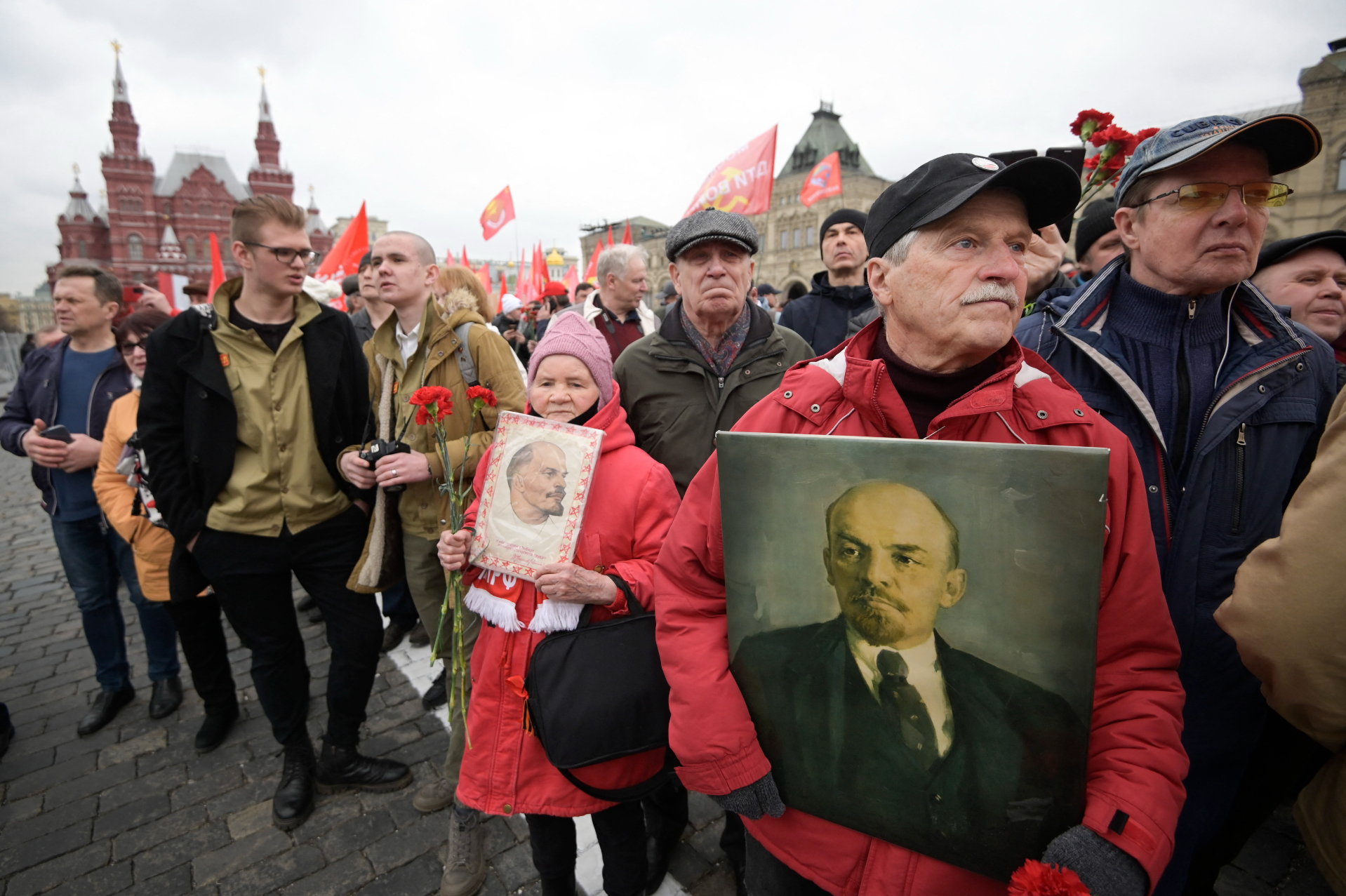 Lenin falleció después de sufrir una embolia, el 21 de enero de 1924. En su país, su recuerdo es aún tan fuerte, que hay más de 5.000 calles que llevan su nombre.