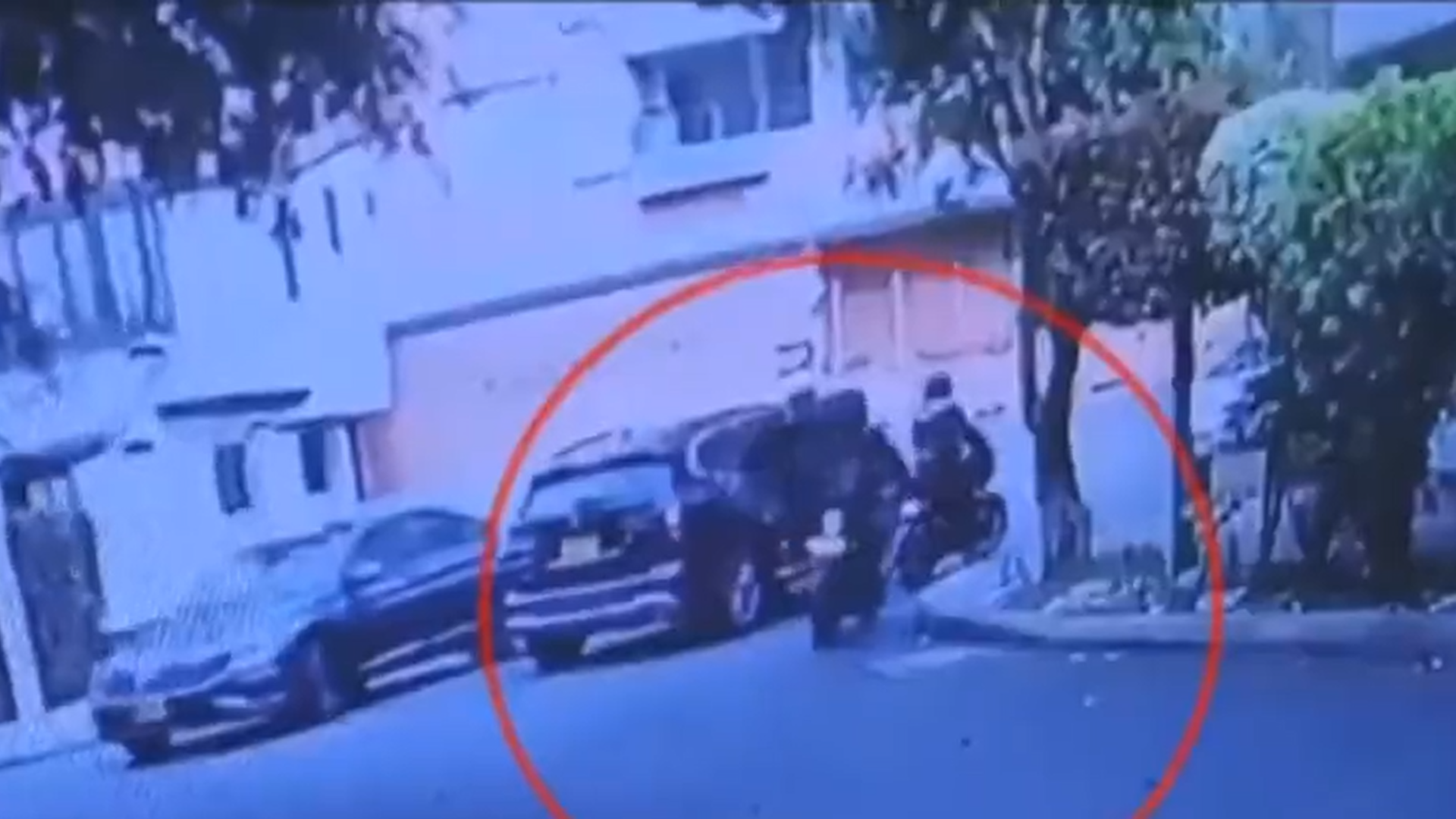 Hombre evitó ser robado tras arrancar su carro con el ladrón colgando del vidrio