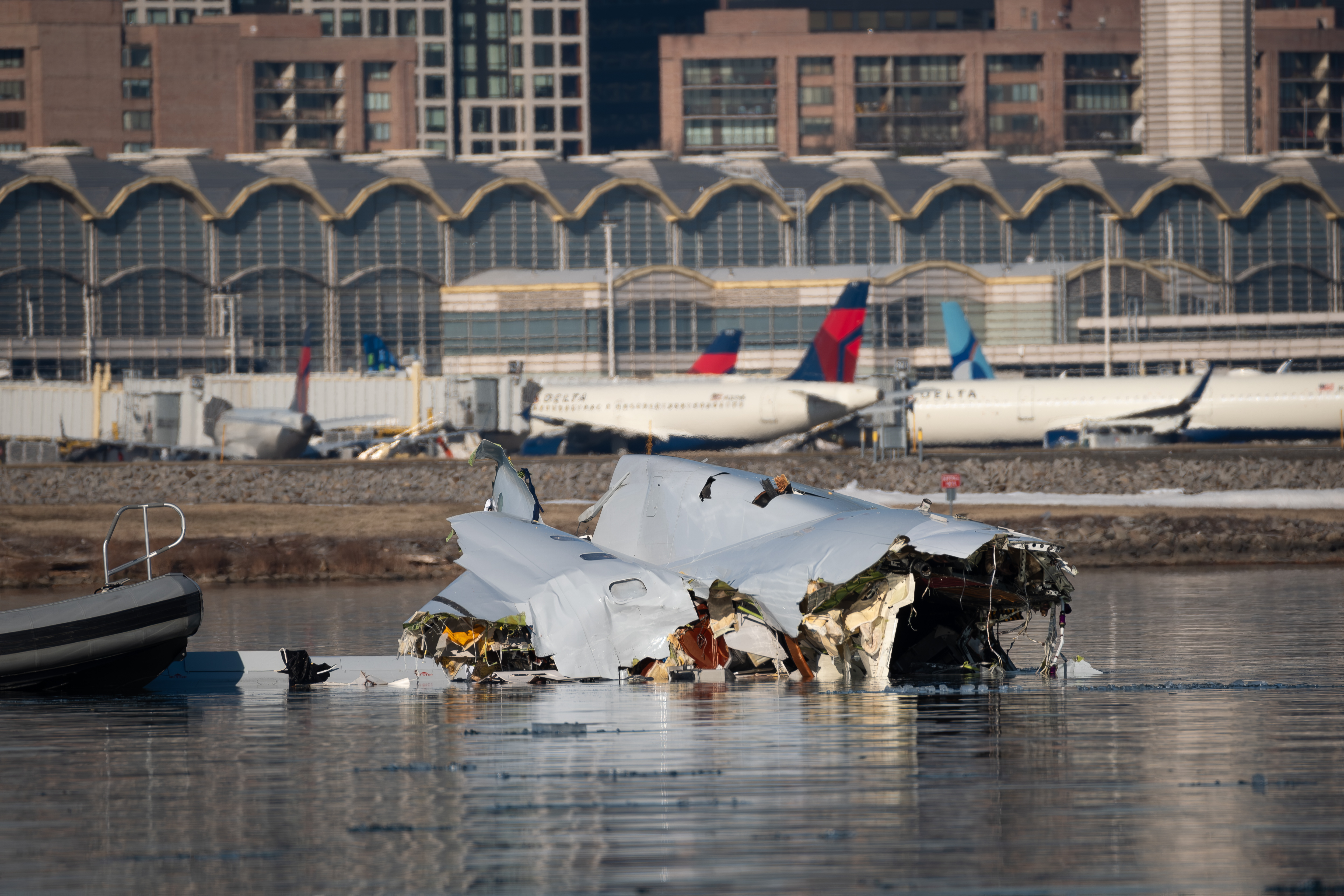 Washington (United States), 30/01/2025.- A handout photo made available by the US Coast Guard shows the wreckage of a commercial airplane that collided with an US Army Black Hawk helicopter on Wednesday night in the Potomac River in Washington, DC, USA, 30 January 2025. A PSA Airlines Bombardier CRJ700 regional jet, carrying 64 people, collided in midair on 29 January with a US Army Black Hawk helicopter, carrying three US service members, while on approach to Ronald Reagan National Airport, killing everyone on board both aircrafts. EFE/EPA/PETTY OFFICER 1ST CLASS BRANDON GILES / US COAST GUARD HANDOUT HANDOUT EDITORIAL USE ONLY/NO SALES