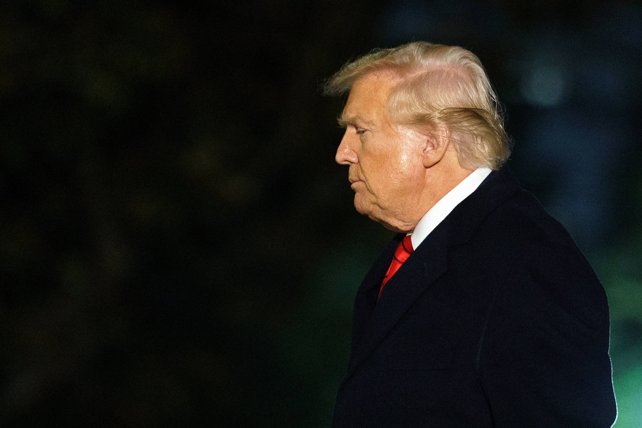 Washington (United States), 28/01/2025.- US President Donald Trump arrives on the South Lawn of the White House, Washington, DC, USA, 27 January 2025. President Trump arrived back to Washington DC after delivering a speech at the 2025 House Republican Members Conference Dinner in in Miami, Florida. EFE/EPA/WILL OLIVER / POOL