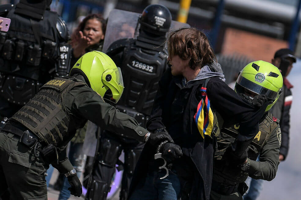 Qué debe hacer usted o sus familiares y amigos si la Policía lo retiene durante una protesta