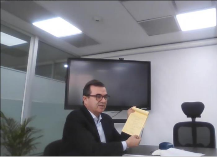 Fotograma del momento en el que López señala su libreta con supuesta letra de Karen Manrique.