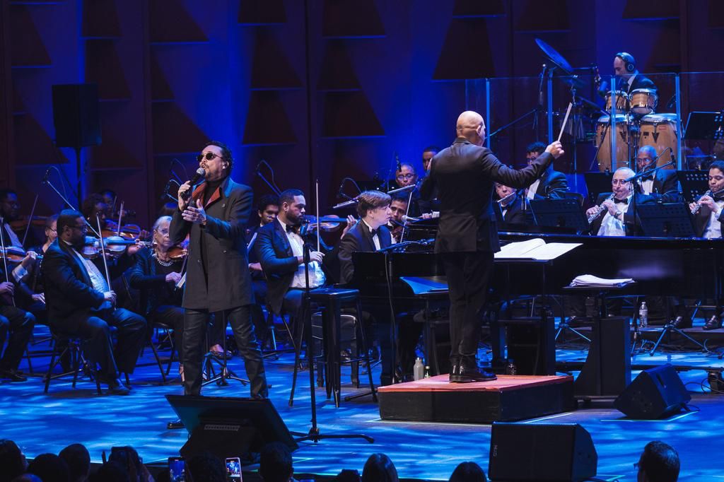 Andrés Cepeda es un artista muy versátil en concierto ya que presenta shows en modalidad big-band, sinfónico, banda pop y acústico.