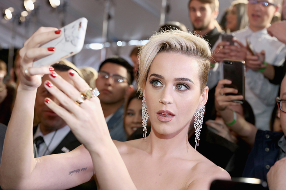 Katy Perry y su terrible momento en la alfombra roja