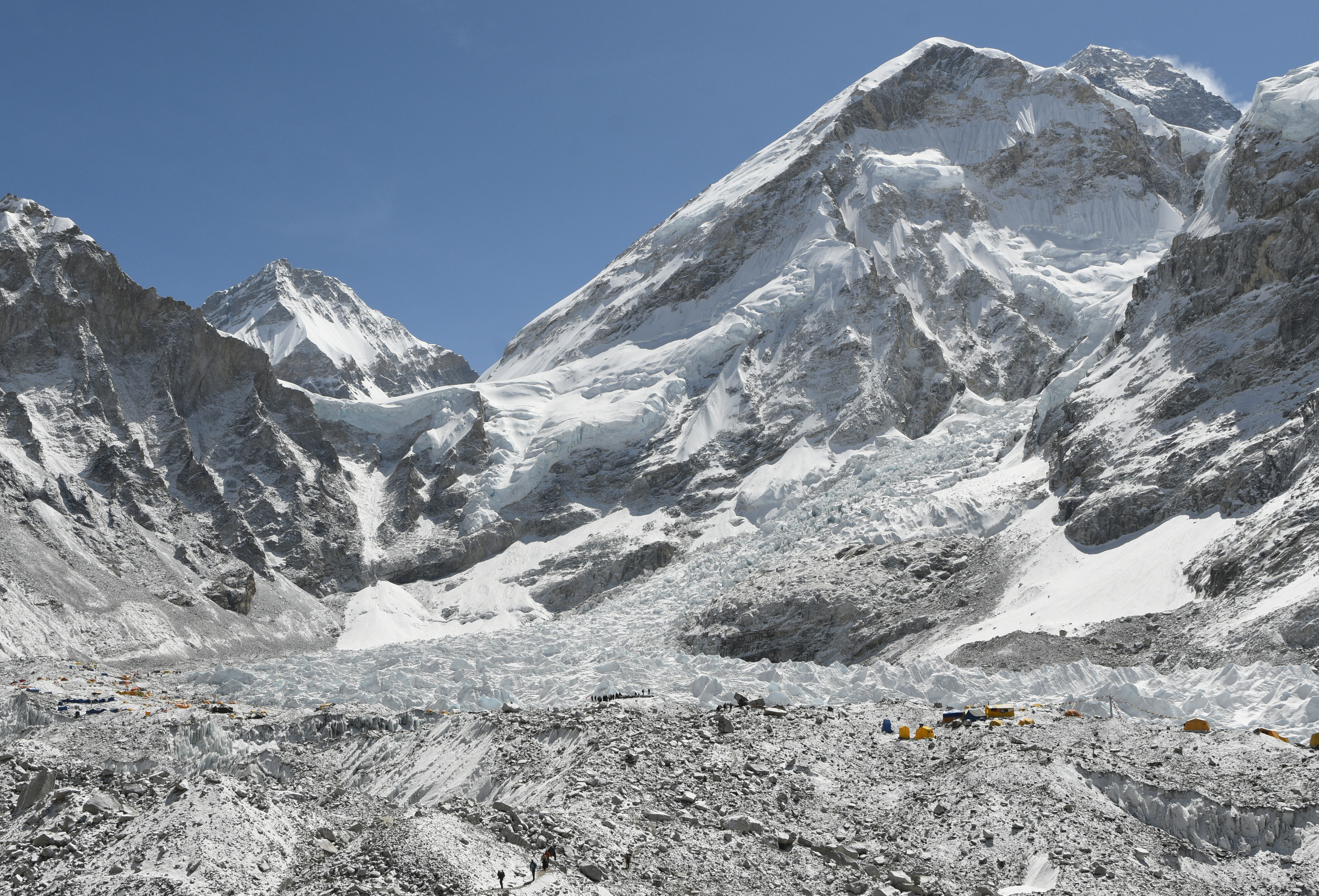 El monte Everest es más alto de lo que se creía y un río sería la razón