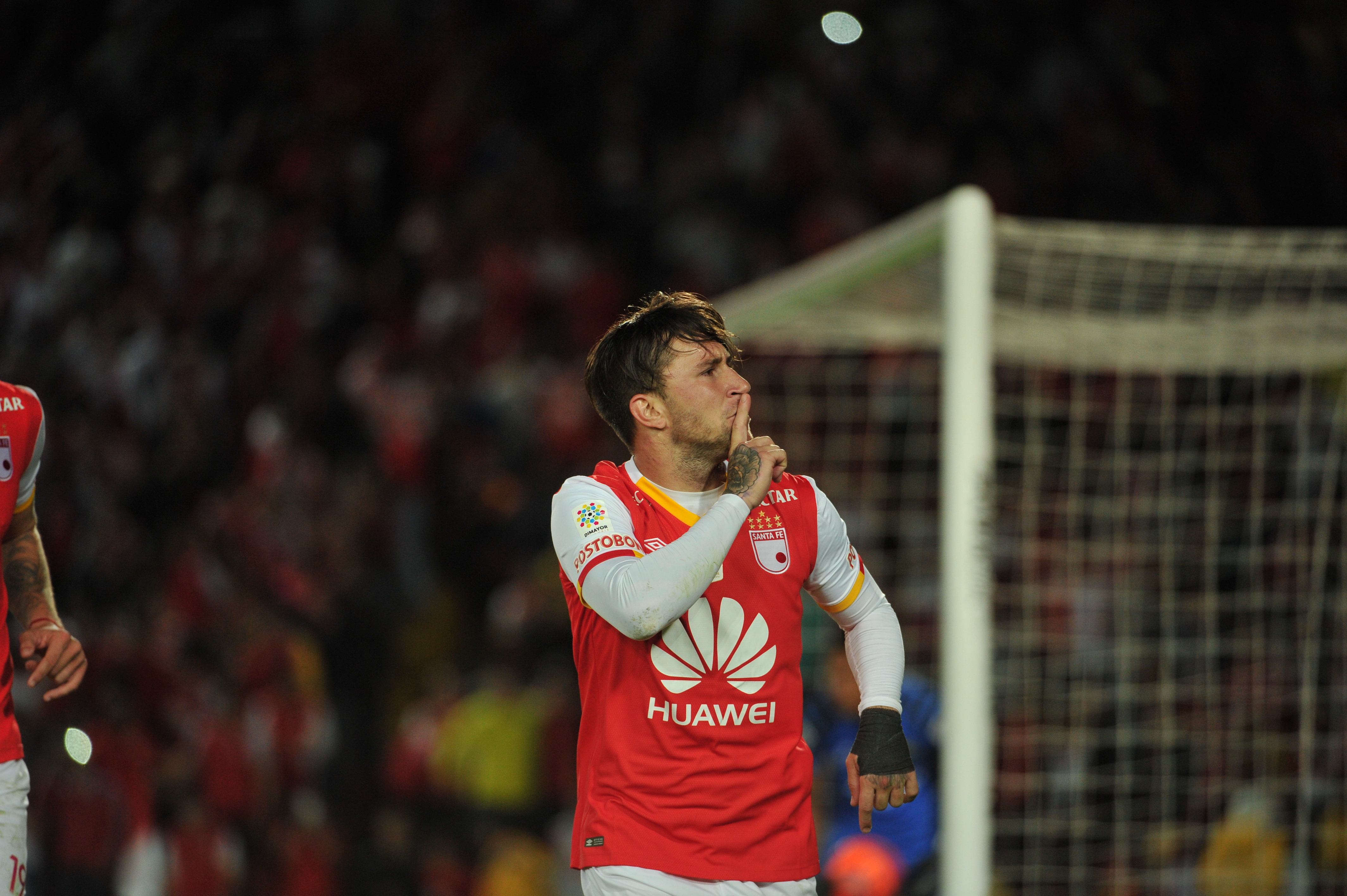 Futbolista argentino que juega como volante de Santa Fe, en el partido ante Bucaramanga por la Liga Águila I 2017.