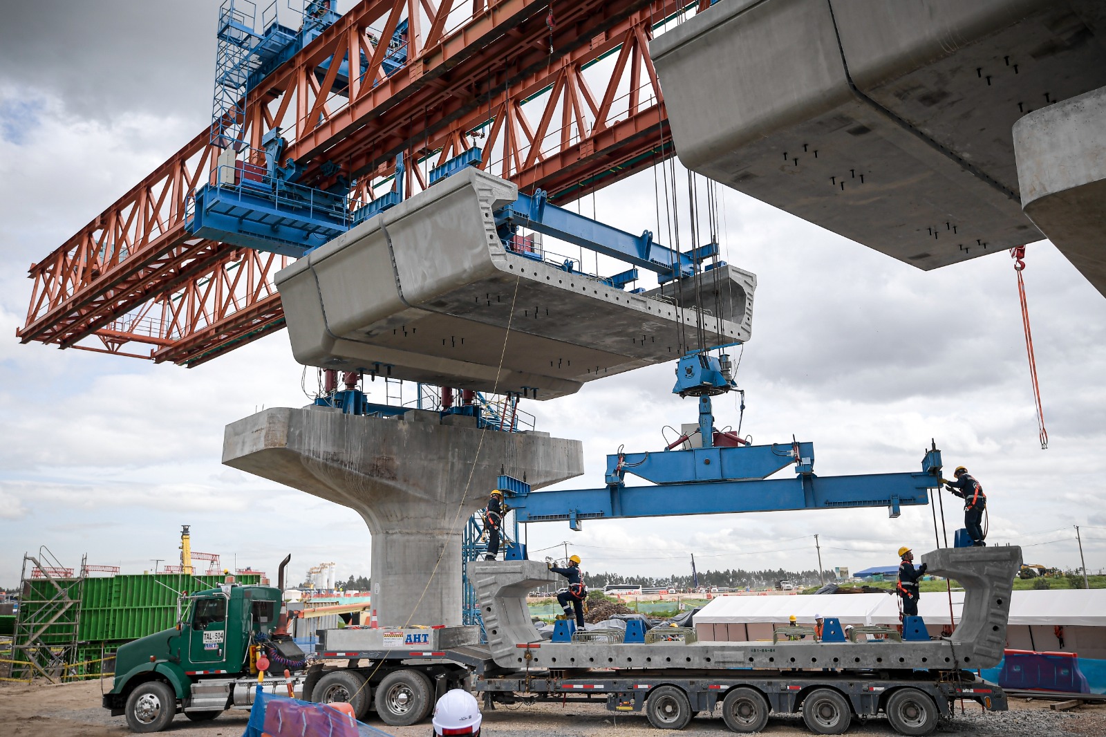 El complejo montaje del viaducto del Metro de Bogotá con la viga lanzadora