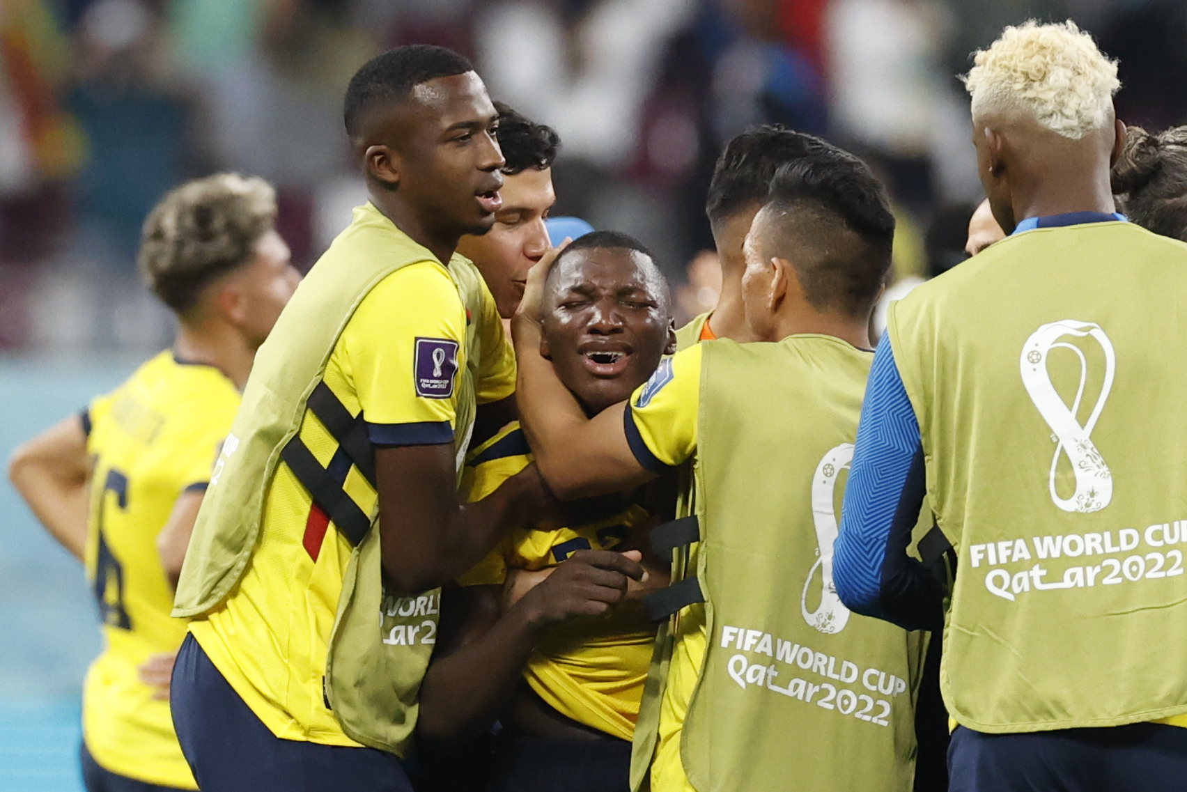 GR2157. DOHA (CATAR), 29/11/2022.- Moisés Caicedo (c) de Ecuador reacciona hoy, al final de un partido de la fase de grupos del Mundial de Fútbol Qatar 2022 entre Ecuador y Senegal en el estadio Internacional Jalifa en Doha (Catar). EFE/ Esteban Biba