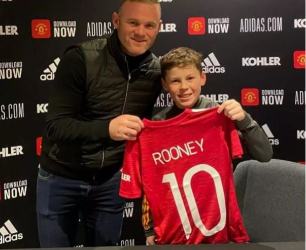 Hijo de Wayne Rooney firmó contrato con Manchester United