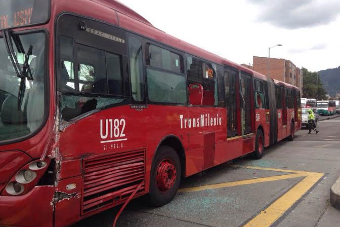 Cuatro heridos dejó choque de dos buses de TransMilenio en la Caracas