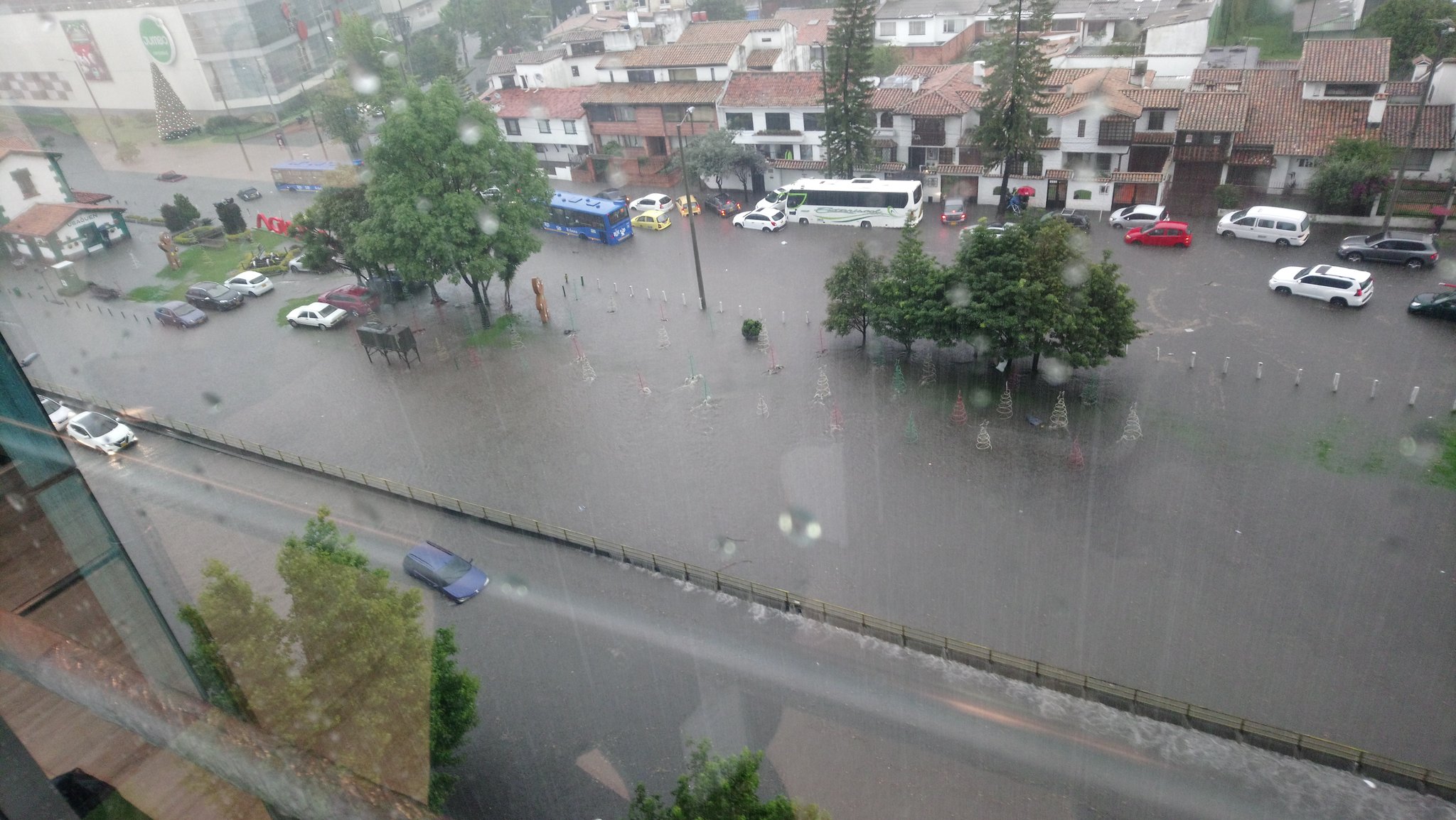 Fuertes lluvias causaron inundaciones y apagones en el norte de Bogotá