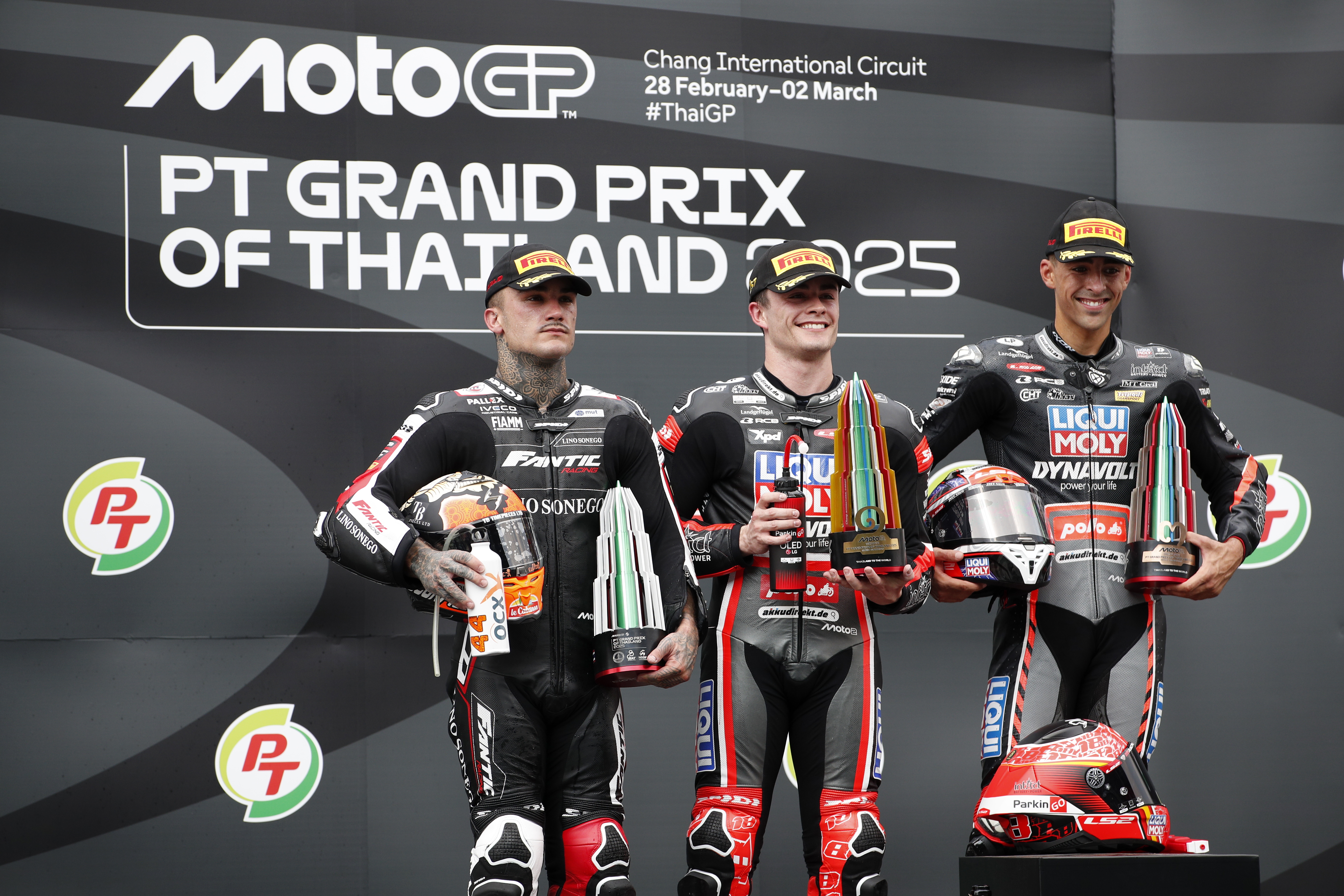 Buriram (Thailand), 02/03/2025.- Second placed Spanish Moto2 rider Aron Canet (L) of Fantic Racing Lino Sonego, first place Spanish Moto2 rider Manuel Gonzalez (C) of Liqui Moly Dynavolt Intact GP and third placed Australian Moto2 rider Senna Agius (R) of Liqui Moly Dynavolt Intact GP pose on the podium after the Moto2 race of the Motorcycling Grand Prix of Thailand at Chang International Circuit, Buriram province, Thailand, 02 March 2025. (Motociclismo, Tailandia) EFE/EPA/RUNGROJ YONGRIT
