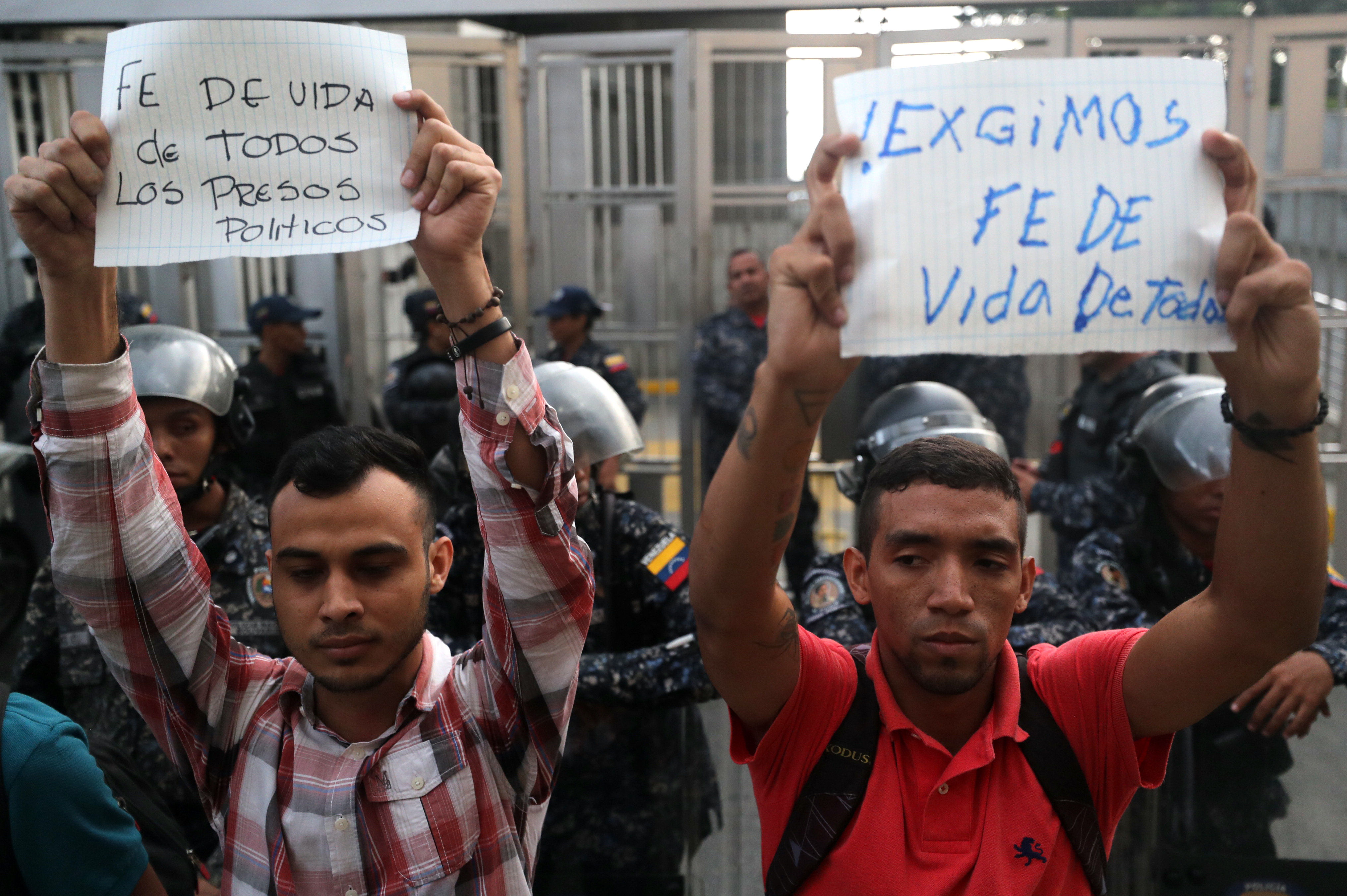Simpatizantes de opositores venezolanos presos se manifiestan frente al edificio del Servicio de Inteligencia (Sebin) en Caracas.
