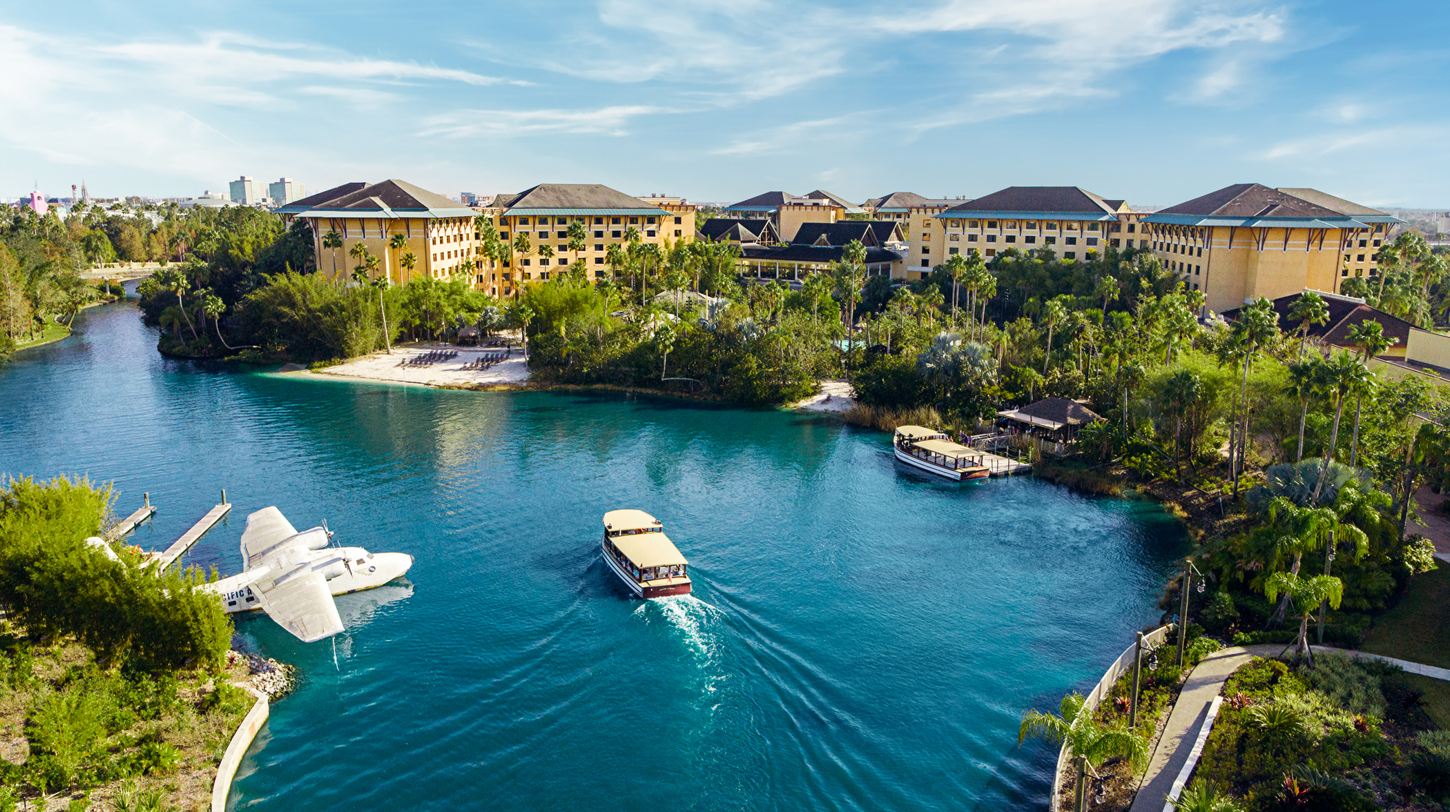 Loews Royal Pacific Resort cuenta con una piscina estilo laguna, rodeada de palmeras, dos jacuzzis y un área de juegos acuáticos interactivos. Asimismo, cada sábado, el hotel cuenta con la celebración: "Wantilan Luau", una noche de sabores y entretenimiento polinesios con espectáculo en vivo y un buffet ilimitado.