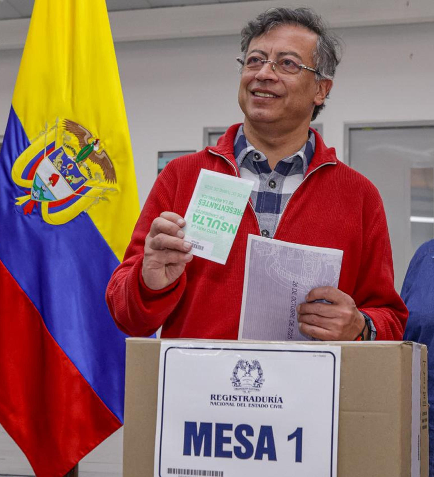 AME2133. BOGOTÁ (COLOMBIA), 26/10/2025.- El presidente de Colombia, Gustavo Petro, muestra una papeleta electoral este domingo, durante las votaciones de la consulta del Pacto Histórico este domingo, en Bogotá (Colombia). EFE/ Mauricio Dueñas Castañeda