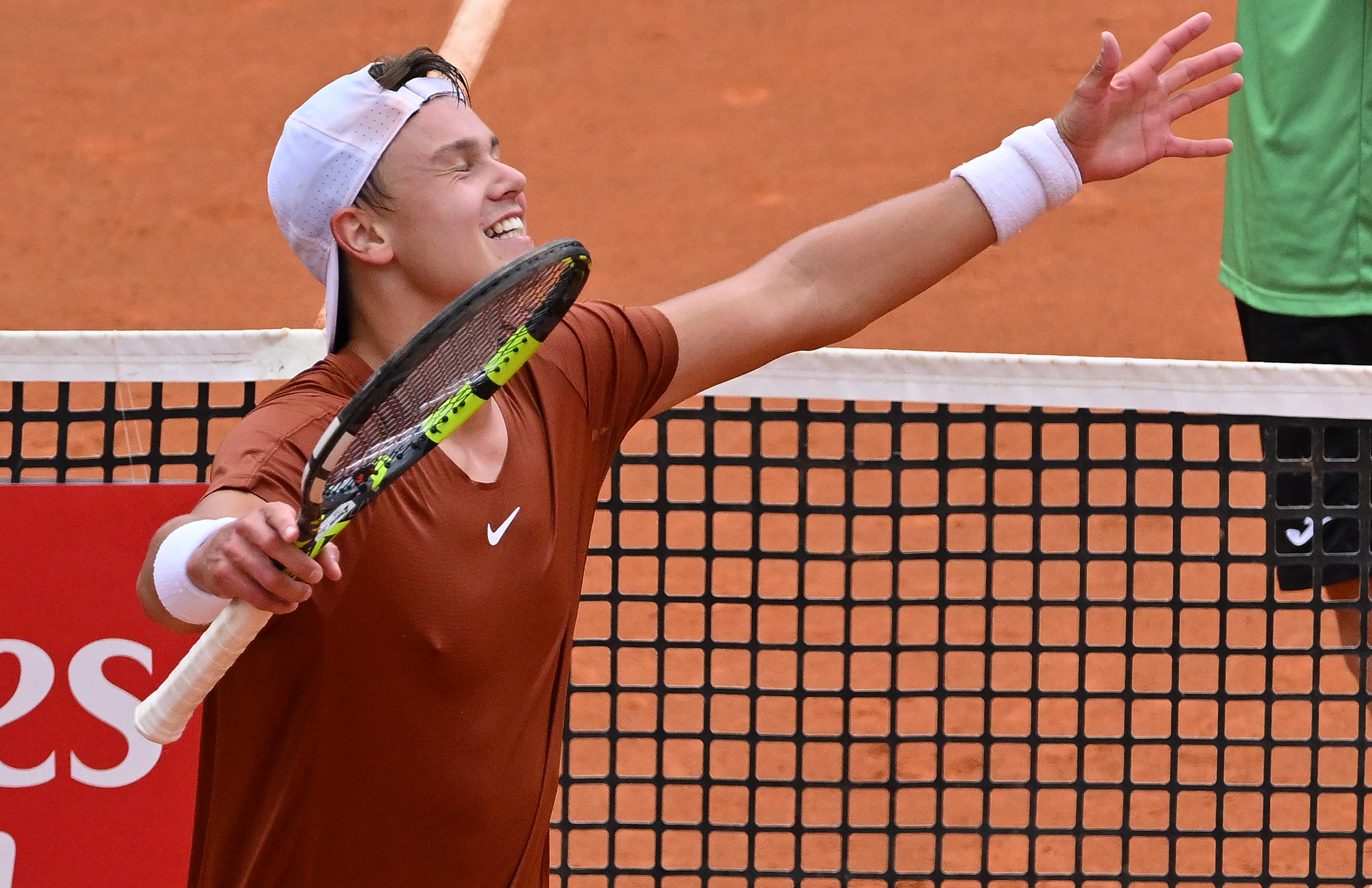 Rome (Italy), 17/05/2023.- Holger Rune of Denmark celebrates after winning against Novak Djokovic of Serbia (not pictured) in their men's quarter final round match at the Italian Open tennis tournament in Rome, Italy, 17 May 2023. (Tenis, Dinamarca, Italia, Roma) EFE/EPA/ETTORE FERRARI
