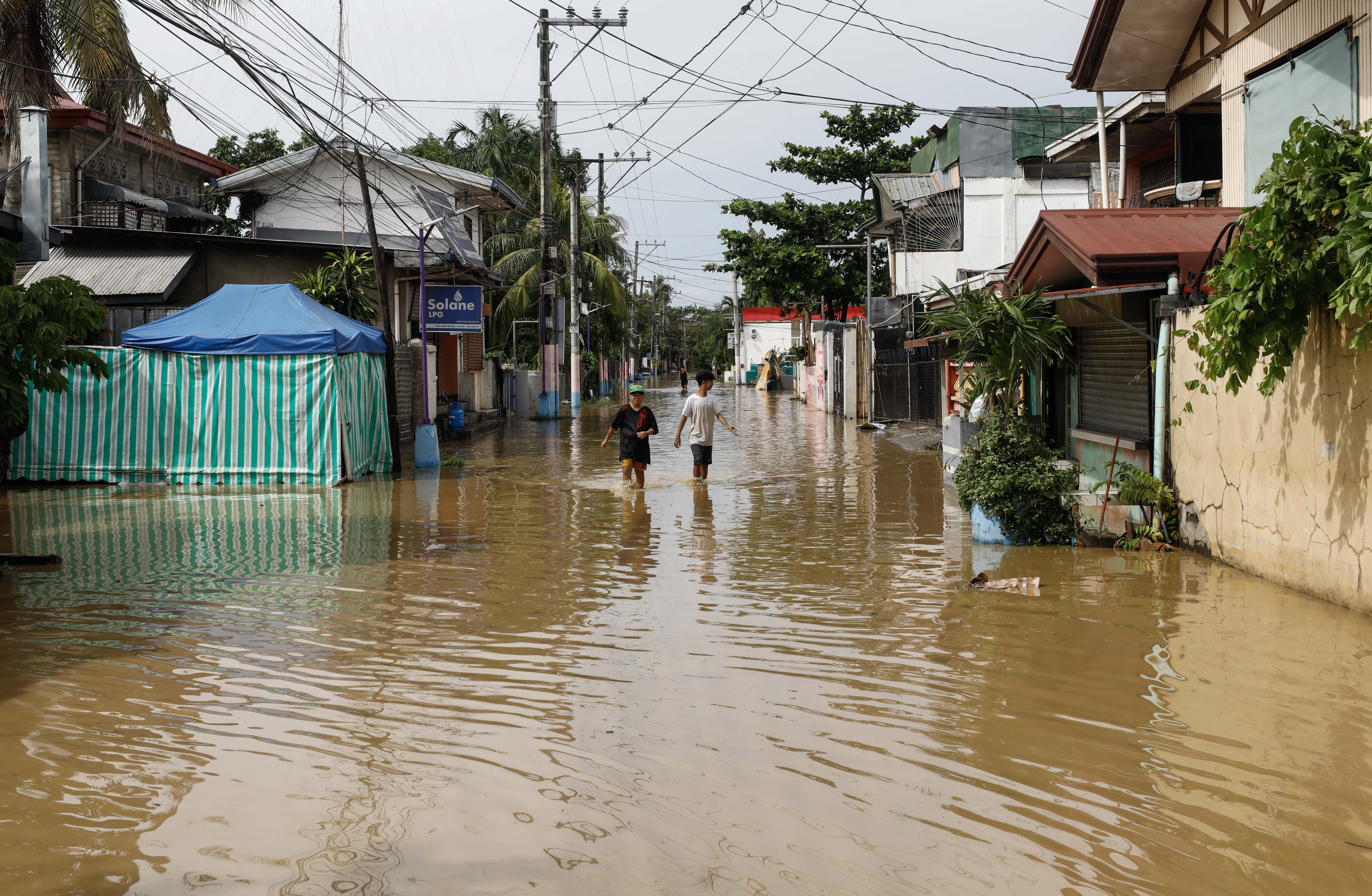Bulacan (Philippines), 26/09/2022.- Residents wade through flood water caused by typhoon Noru in San Miguel town of Bulacan province, north of Manila, Philippines 26 September 2022. Typhoon Noru crossed the northern Philippine region of Luzon on 25 September and prompted thousands to evacuate due to heavy rain and strong winds. Typhoon Noru is expected to leave the Philippine area of responsibility by evening of 26 September. (Filipinas, Estados Unidos) EFE/EPA/ROLEX DELA PENA