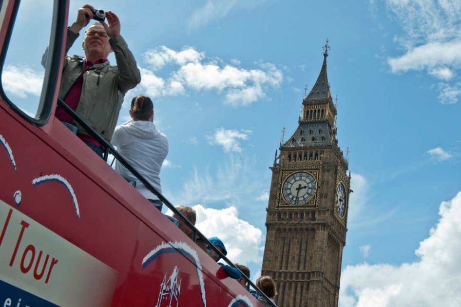 El icónico reloj Big Ben, en Londres, visto desde el puente de Westminster. / AFP 