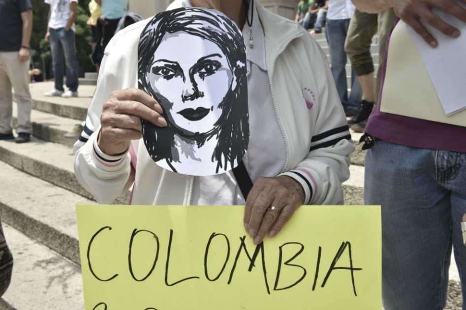 Escritores y periodistas piden justicia por masacre en México en la que murió colombiana