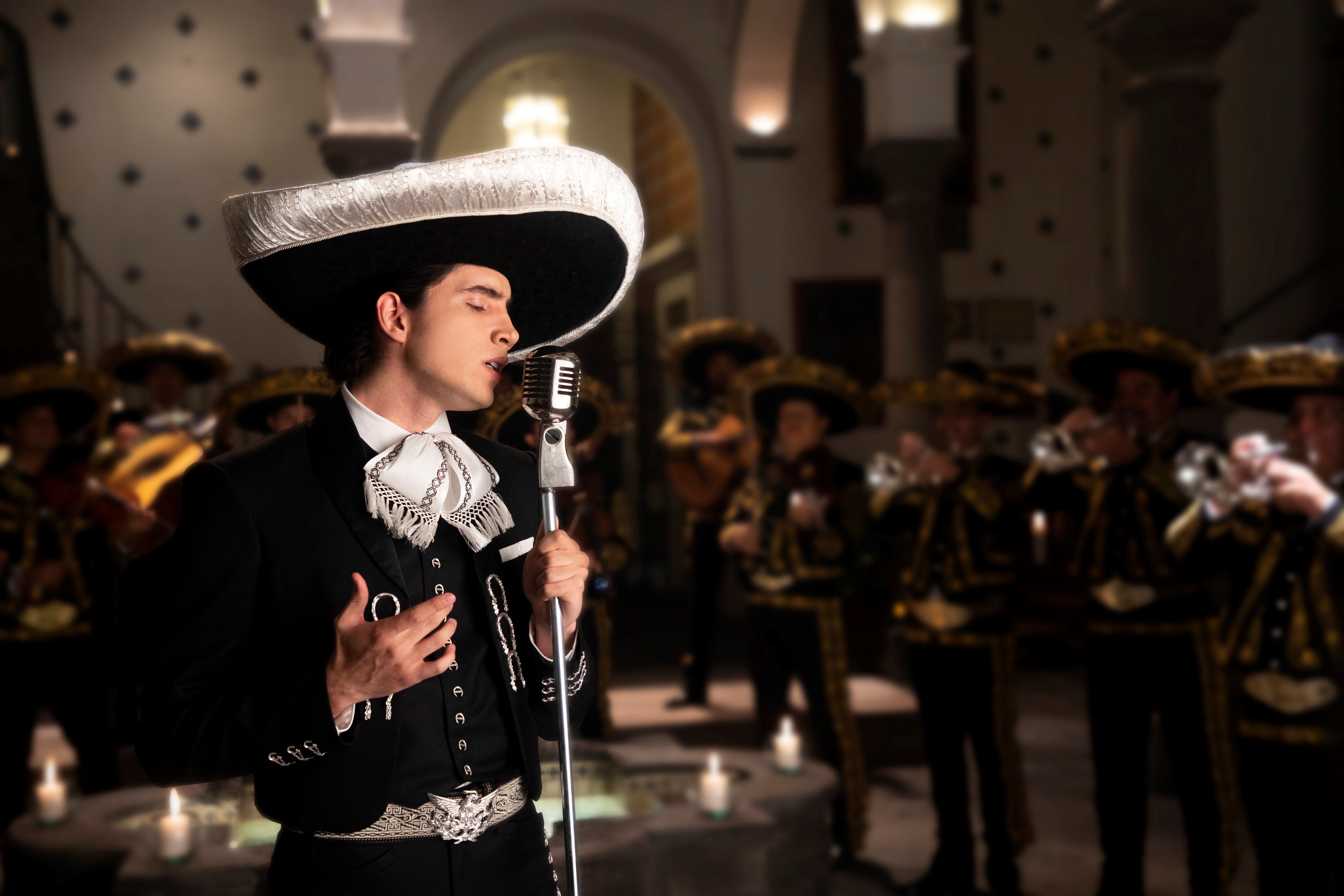 Alex, nieto de Vicente Fernández, debuta en la música con «Te amaré»