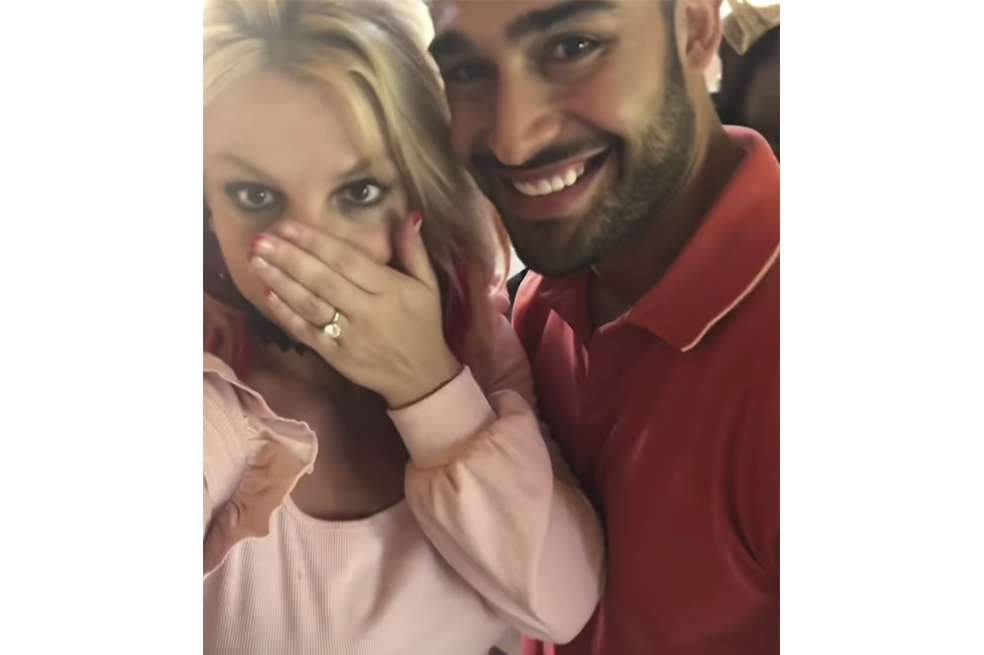 Britney Spears se comprometió con su novio, Sam Asghari. El entrenador personal escogió el diamante del anillo que ahora porta la cantante.