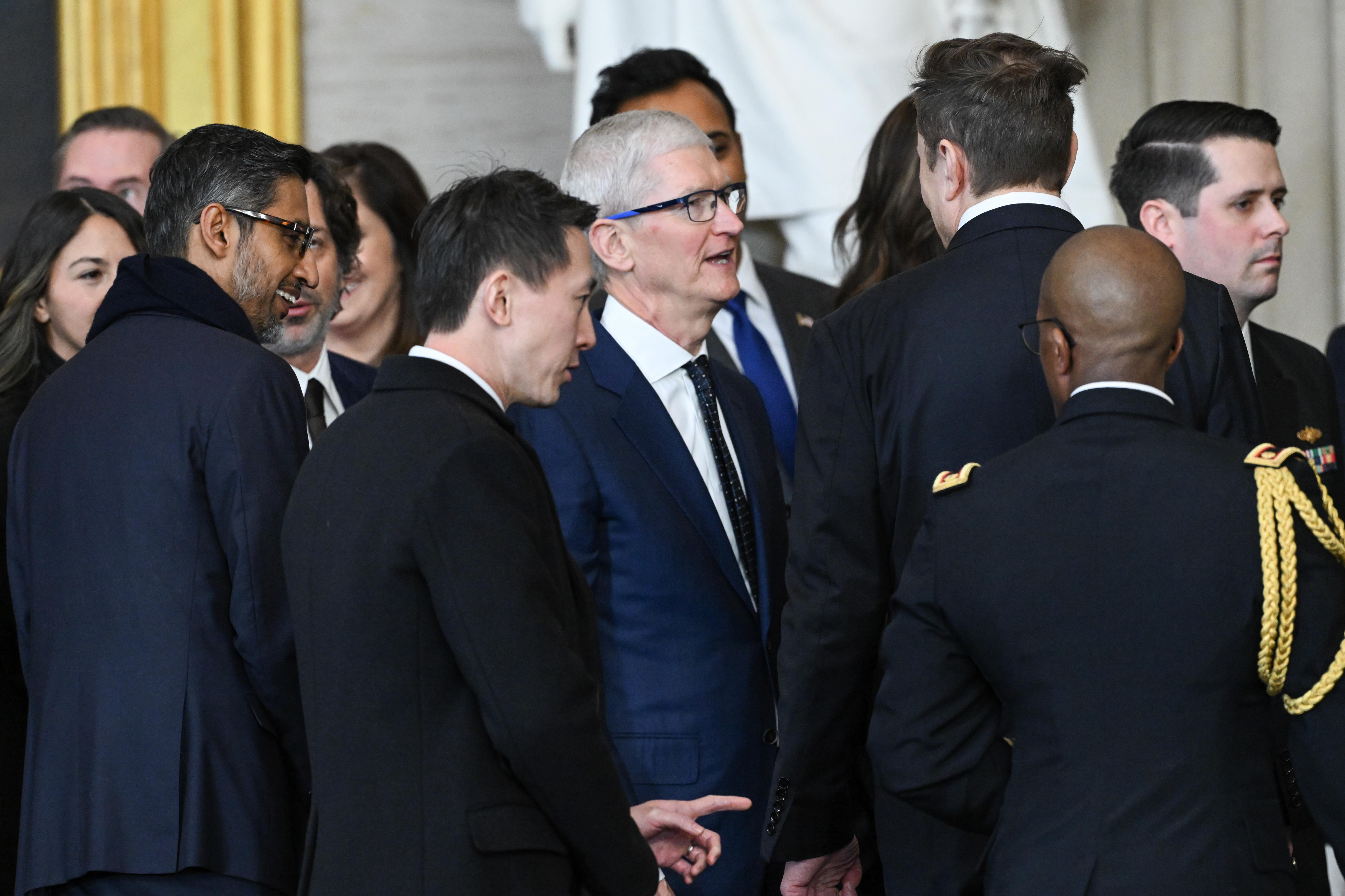 Washington (United States), 20/01/2025.- (L-R) Google CEO Sundar Pichai, TikTok CEO Shou Chew, Apple CEO Tim Cook and Tesla and SpaceX CEO Elon Musk speak with each other at the conclusion of the inauguration ceremony where President Donald Trump was sworn in as the 47th US President in the US Capitol Rotunda in Washington, DC, USA, 20 January 2025. EFE/EPA/SAUL LOEB / POOL
