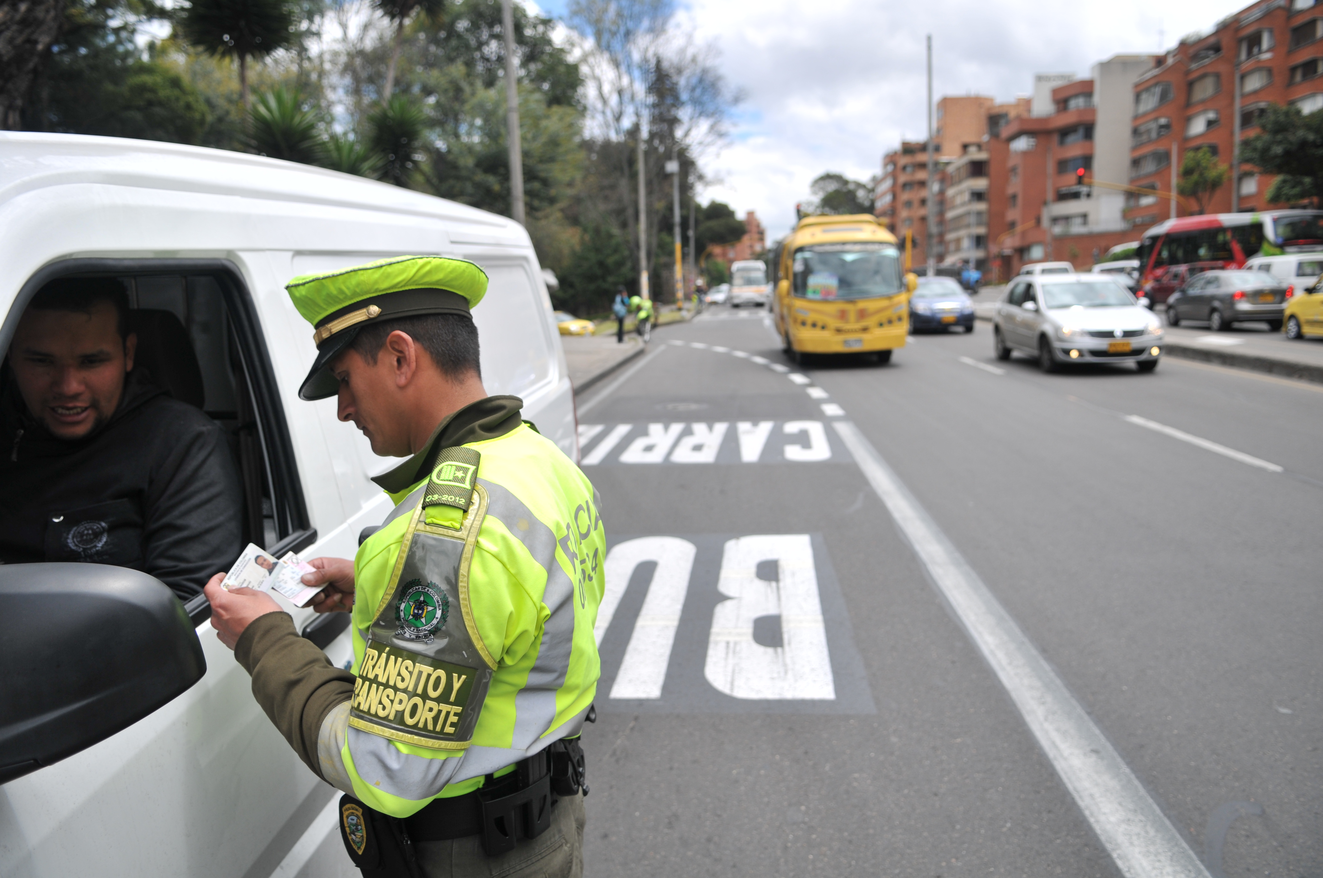 Cinco altos funcionarios de Bogotá deben multas de tránsito: revelan lista