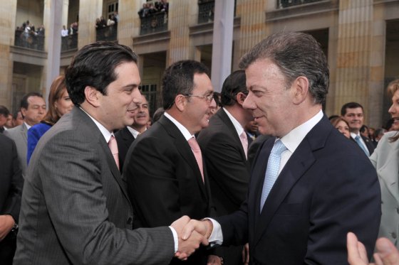 El presidente Juan Manuel Santos saluda al jefe liberal, el representante a la Cámara, Simón Gaviria.