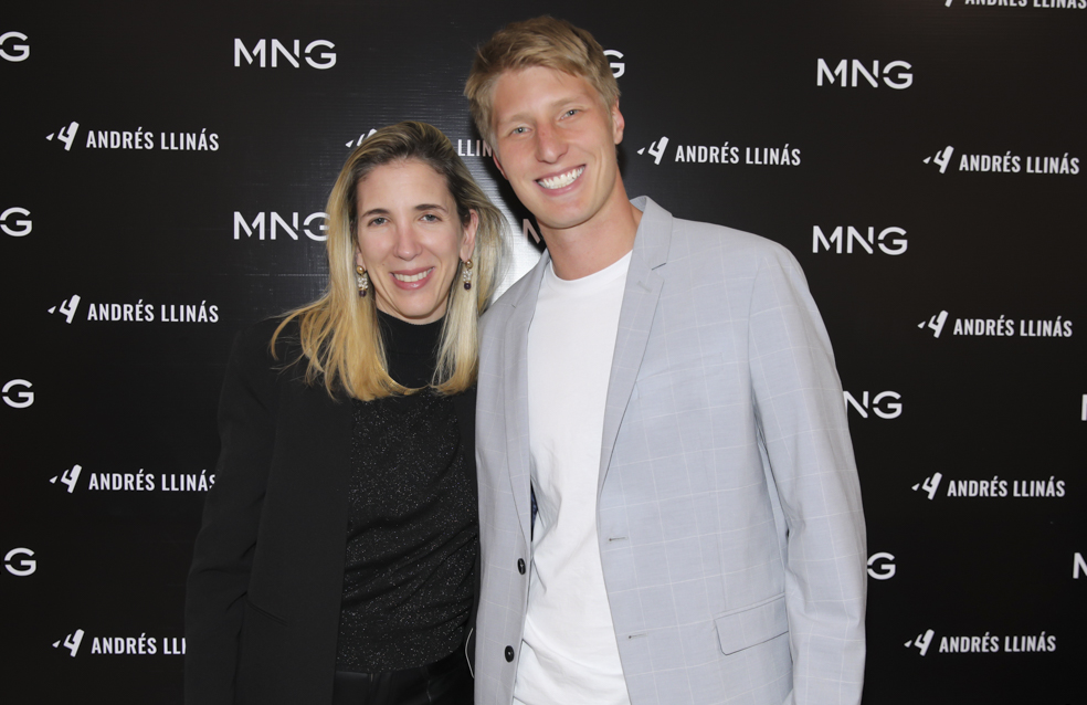 El futbolista Andrés Llinás es la nueva imagen de la línea masculina de MNG.
Bogotá, Colombia. Septiembre del 2022. Siguiendo con la apuesta de MNG a nivel global por incluir a futbolistas como protagonistas de sus campañas, MNG anuncia que Andrés Llinás, defensa central de Millonarios, quien está en el auge de su carrera con un futuro prometedor, es la nueva imagen de la línea masculina de la franquicia en el país.