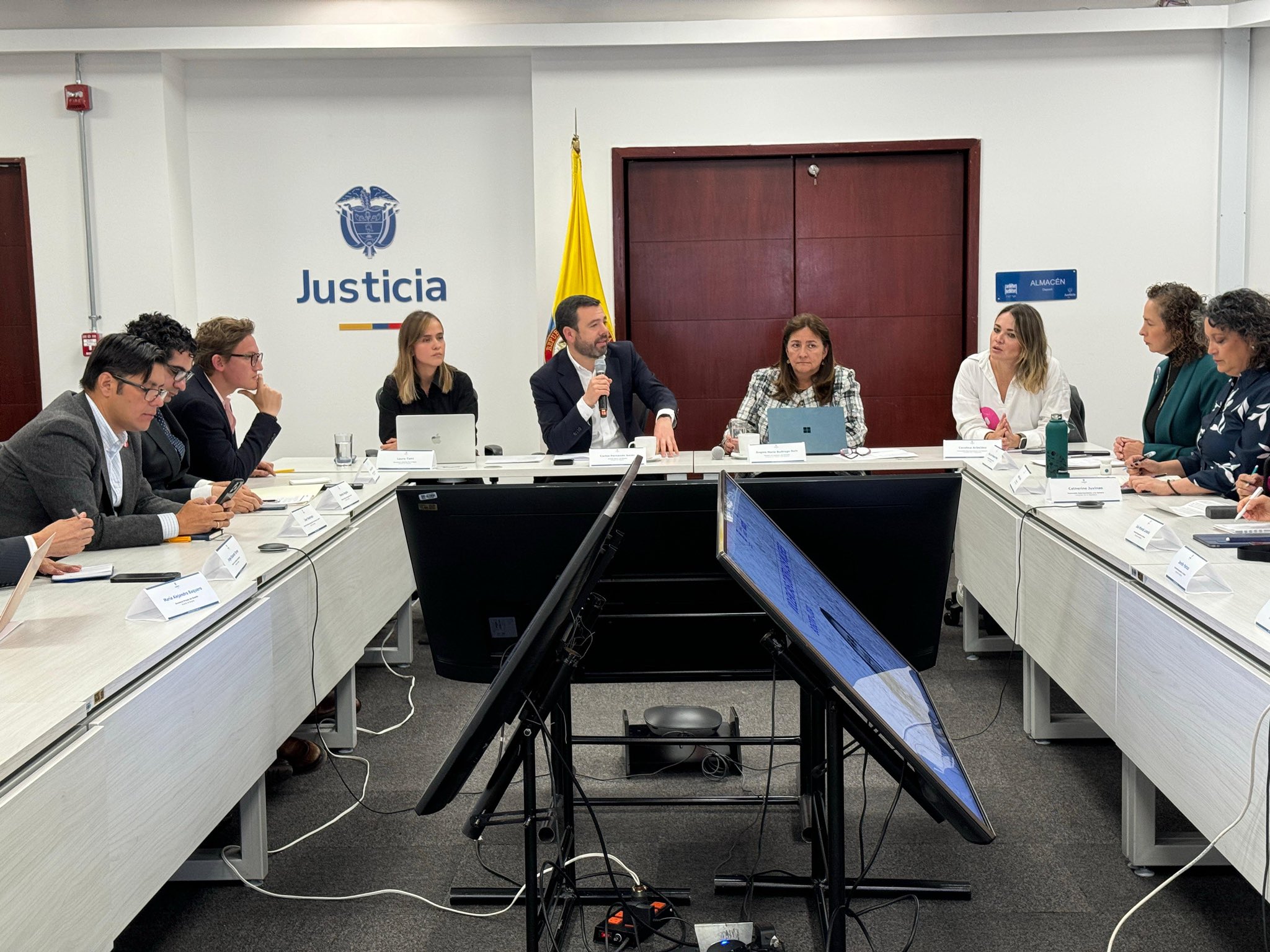 El pasado 15 de octubre, el alcalde de Bogotá, Carlos Fernando Galán, se reunión con la ministra de Justicia, Ángela María Buitrago, y congresistas de la bancada Bogotá para una mesa de trabajo sobre los feminicidios en la capital.