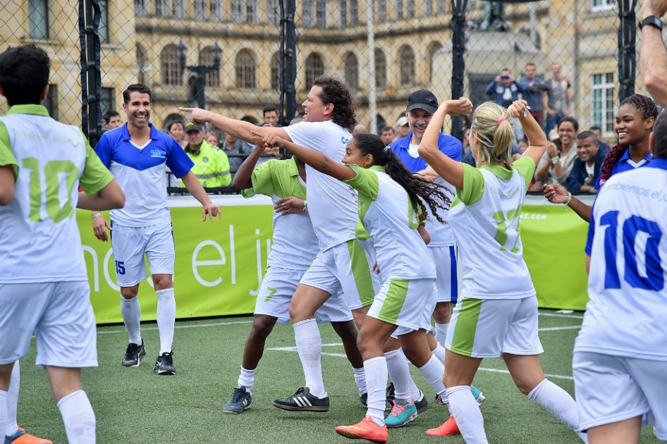 Juan Pablo Ángel y Carlos Vives juegan fútbol con niños por la paz de Colombia