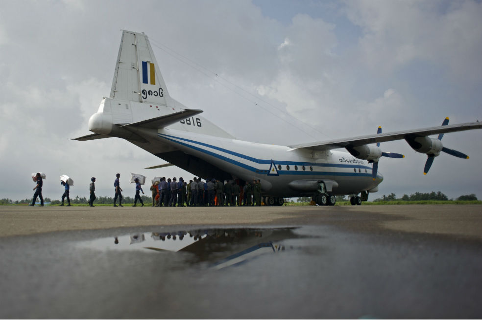 Esta foto de archivo muestra un avión de transporte Shaanxi Y-8 de la Fuerza Aérea de Myanmar que descarga en el aeropuerto de Sittwe en el estado de Rakhine, similar al avión que transportaba a más de 100 personas desaparecidas entre la ciudad sureña de Myeik y Yangon. /AFP