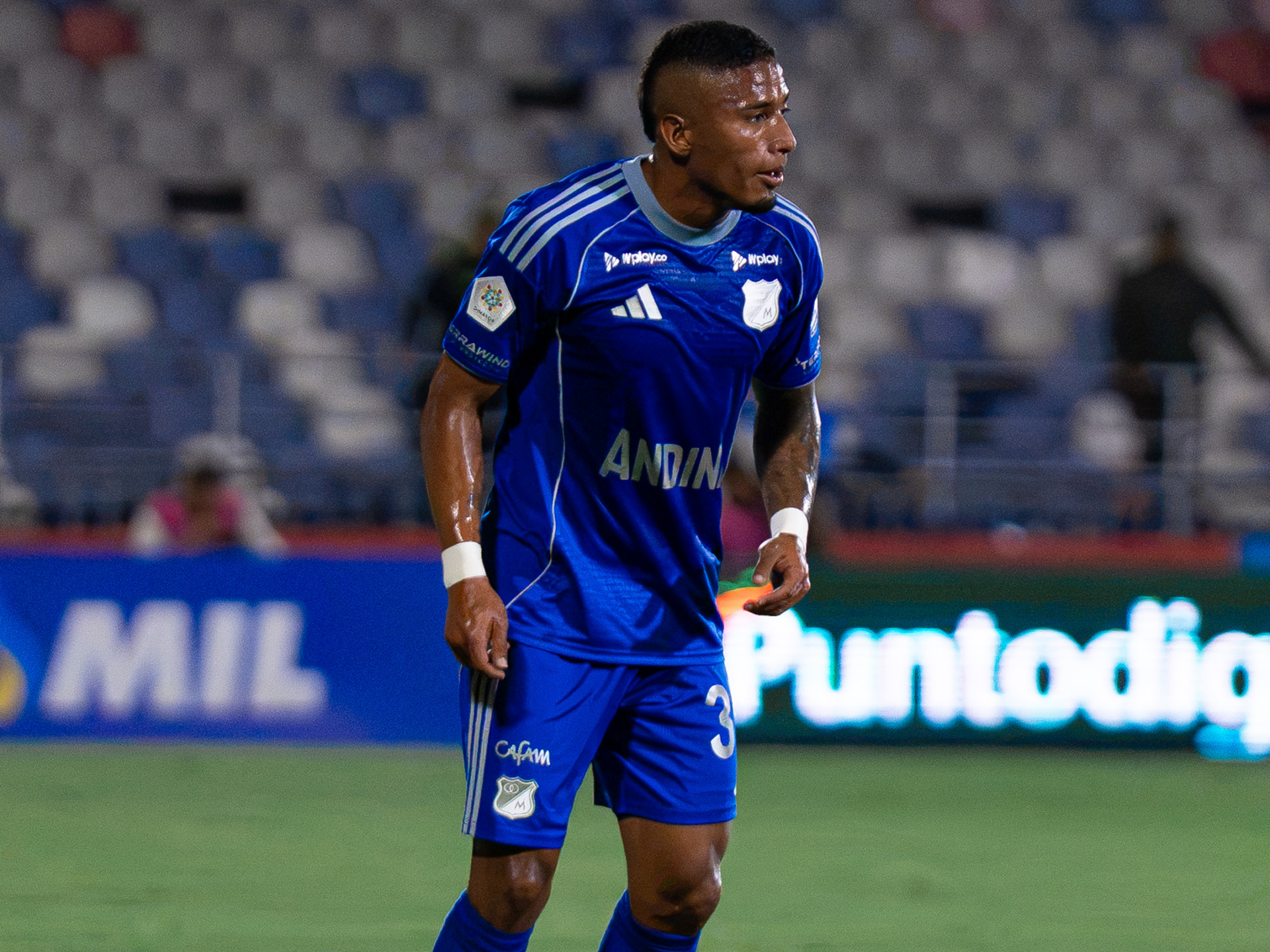 Jhomier Guerrero, lateral derecho de Millonarios, en el estadio Romelio Martínez de Barranquilla en un partido contra Junior por la Liga Betplay 2026-II.