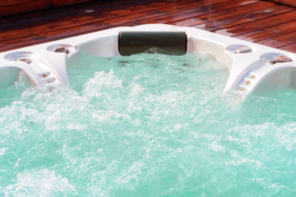 Hallan a otro extranjero muerto dentro de jacuzzi en El Poblado, Medellín